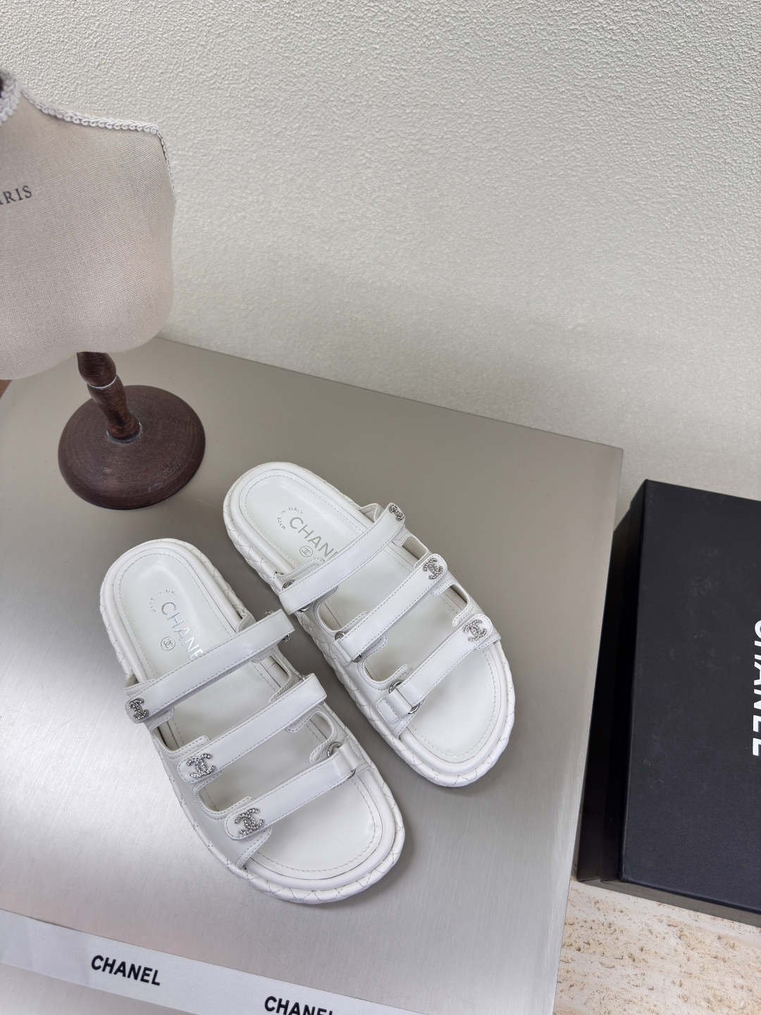 NO:223842,Free adjustment Magic buckle series Xiaoxiang thick-soled slippers Hardware logo Blessing Comfortable and stylish White Lambskin Handmade slippers l Full texture Classic round toe thick-soled design Super comfortable logo clearly visible Elegant Lambskin inner lining The foot pad logo is clear without tiring feet Printed brand logo Benchmarking and matching version Pursuit of quality Original molded outsole Full texture 35 36 37 38 39 40 41 42 (40 41 42 Customized) Matched with original packaging Exquisite ribbon Camellia, slippers, slippers, sheepskin19860909自由调节 魔术扣系列 小香 厚底拖鞋 五金logo 加持 舒适有范 白色 小羊皮 手工拖鞋 l 质感满满 经典圆头厚底设计 超舒适   logo清晰可见  优雅 内里选用小羊皮内里 垫脚logo清晰  不累脚 钢印品牌logo 对标对版 追求品质 原版成型大底 质感满满  35 36 37 38 39 40 41 42（40 41 42 定制） 搭配原版包装 精致丝带 山茶花,拖鞋,slippers,sheepskin,Women's Shoes
