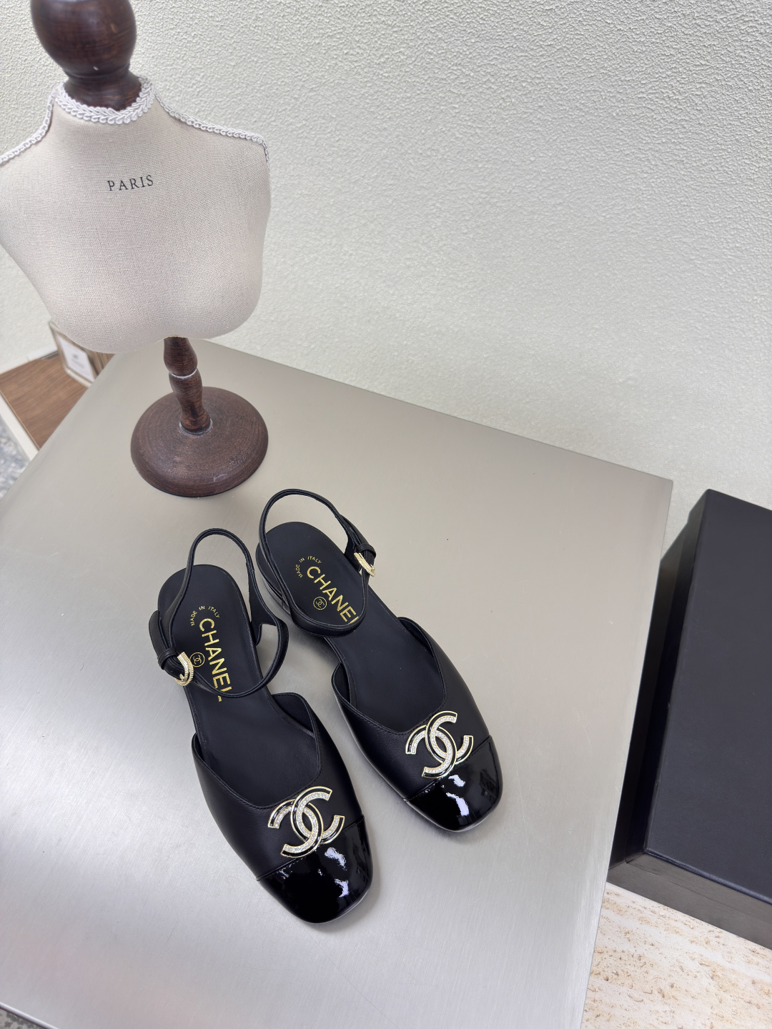 NO:223829,Classic color hardware logo, toe shoes, small fragrance, thick-soled slippers, hardware logo, blessed, comfortable and stylish, black lambskin l, full of texture, classic round toe and thick-soled design, super comfortable, the logo is clearly visible, elegant, lambskin inner lining, clear foot pad logo, no tiring feet, steel brand logo, benchmarking, pursuit of quality, Italian leather outsole, full of texture 35 36 37 38 39 40 41 42 (40 41 42 customized) Matched with original packaging, exquisite ribbon, camellia, single shoes, slippers, sheepskin, Leather soles19860909经典配色 五金logo 包头鞋 小香 厚底拖鞋  五金logo 加持 舒适有范 黑色 小羊皮 l 质感满满 经典圆头厚底设计 超舒适   logo清晰可见  优雅 内里选用小羊皮内里 垫脚logo清晰  不累脚 钢印品牌logo 对标对版 追求品质 意大利真皮大底 质感满满  35 36 37 38 39 40 41 42（40 41 42 定制） 搭配原版包装 精致丝带 山茶花,单鞋,slippers,sheepskin,Leather soles,Women's Shoes