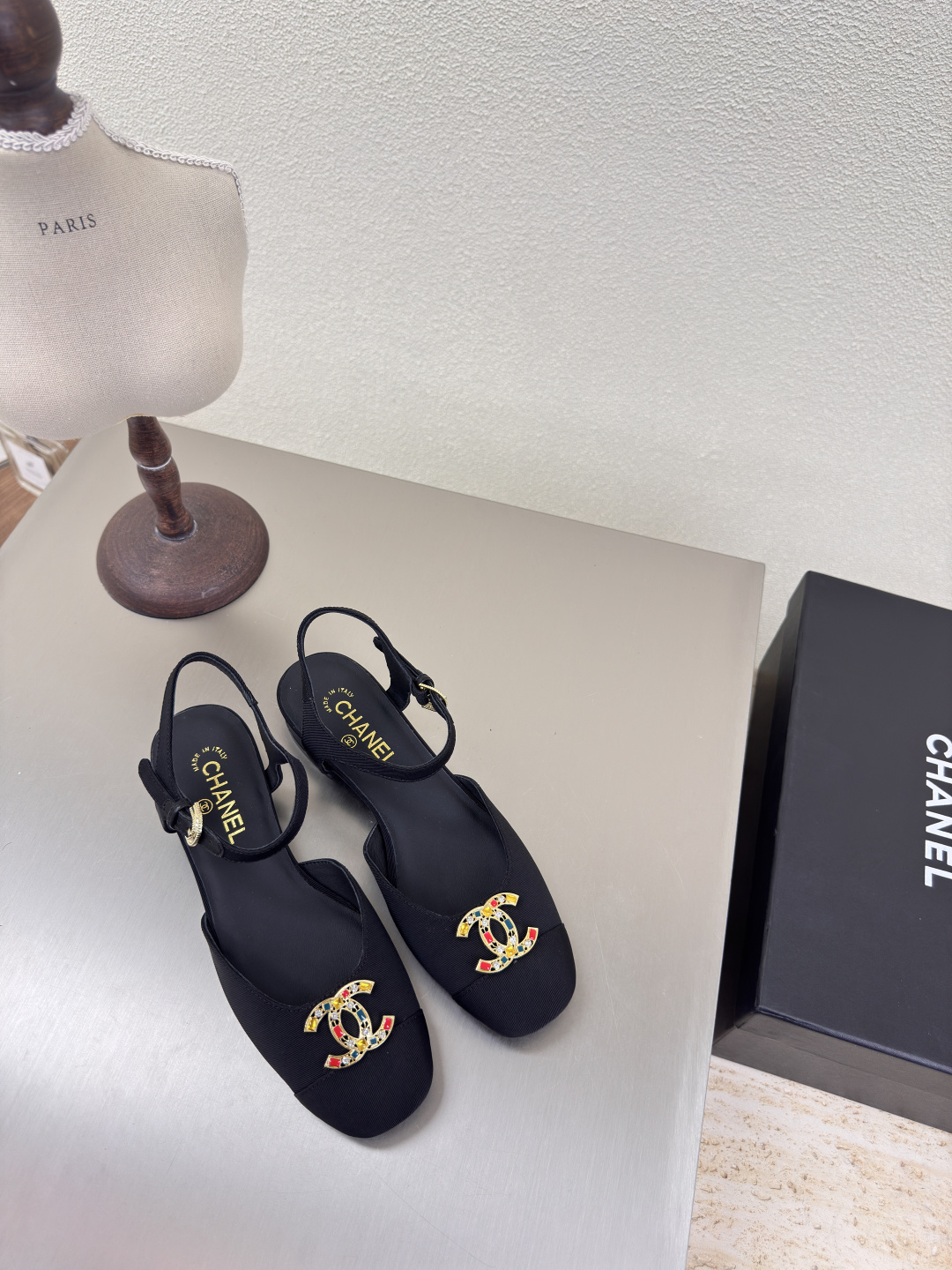 NO:223834,Classic color hardware logo, toe shoes, small fragrance, thick-soled slippers, hardware logo, blessed, comfortable and stylish, black original fabric l, full of texture, classic round toe and thick-soled design, super comfortable, the logo is clearly visible, elegant, lambskin inner lining, clear foot pad logo, no tiring feet, steel brand logo, benchmarking, pursuit of quality, Italian leather outsole, full of texture 35 36 37 38 39 40 41 42 (40 41 42 customized) Matched with original packaging, exquisite ribbon, camellia, single shoes, slippers, sheepskin, Leather soles19860909经典配色 五金logo 包头鞋 小香 厚底拖鞋  五金logo 加持 舒适有范 黑色原版布料 l 质感满满 经典圆头厚底设计 超舒适   logo清晰可见  优雅 内里选用小羊皮内里 垫脚logo清晰  不累脚 钢印品牌logo 对标对版 追求品质 意大利真皮大底 质感满满  35 36 37 38 39 40 41 42（40 41 42 定制） 搭配原版包装 精致丝带 山茶花,单鞋,slippers,sheepskin,Leather soles,Women's Shoes