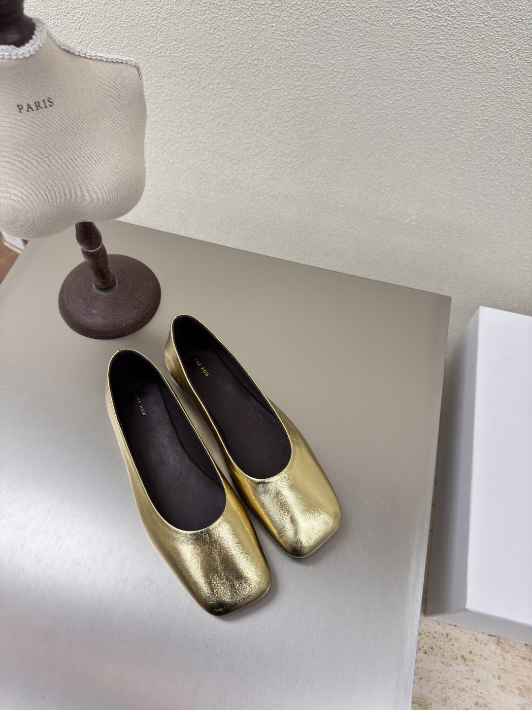 NO:223805,Square toe bun shoes craftsmanship exquisite square toe single shoes Minimalist style The Row Classic Handmade High-version Metal lambskin Original Ecological Craftsmanship Match version Celebrity Same style Full of fashion Feeling comfortable inner foot Outsole Original rubber molded outsole Craft Multi-color optional Matching No pressure Number 35 36 37 38 39 40 (40 customized) With original packaging, Mary Jane, mary jane, sheepskin19860909方头 包子鞋工艺 精致做方头单鞋 极简风  The Row 经典 手工制作 高版本入 金属小羊皮   原生态 工艺 对版 明星同款 时尚感满满   内里脚感舒适 大底 原版橡胶成型大底 工艺  多色可选 搭配无压力  码数35 36 37 38 39 40（40 定制）  配原版包装,玛丽珍,mary jane,sheepskin,Women's Shoes