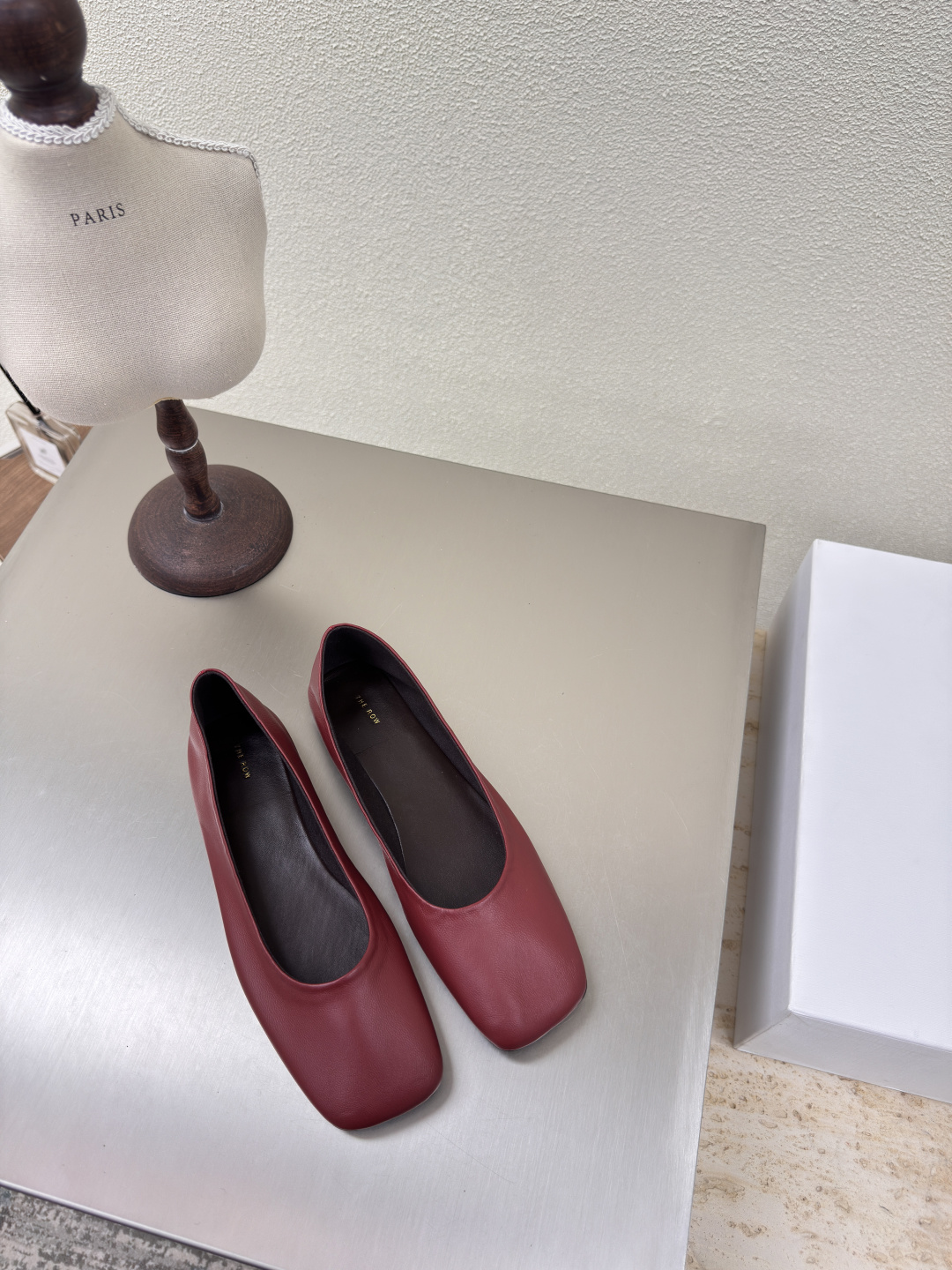 NO:223800,Square toe bun shoes craftsmanship exquisite square toe single shoes Minimalist style The Row Classic Handmade High-version burgundy lambskin Original craftsmanship Same as stars Full of fashion sense Comfortable inner foot Outsole Original rubber molded outsole Craftsmanship Multi-color optional Matching No pressure Number 35 36 37 38 39 40 (40 customized) With original packaging, Mary Jane, mary jane, sheepskin19860909方头 包子鞋工艺 精致做方头单鞋 极简风  The Row 经典 手工制作 高版本入 酒红色 小羊皮   原生态 工艺 对版 明星同款 时尚感满满   内里脚感舒适 大底 原版橡胶成型大底 工艺  多色可选 搭配无压力  码数35 36 37 38 39 40（40 定制）  配原版包装,玛丽珍,mary jane,sheepskin,Women's Shoes