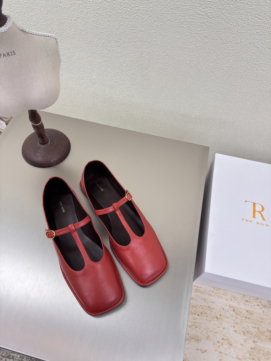 NO:223790,Mary Jane Square Toe Bun Shoe Crafts Exquisite Square Toe Single Shoes Minimalist Style The Row Classic Handmade High-version Wine Red Lambskin Original Ecological Craftsmanship Match version Celebrity Same Model Full of Fashion Feeling Comfortable Inner Outsole Original Rubber Form Sole Multi-color Optional Matching No Pressure Number 35 36 37 38 39 40 (40 Customized) With original packaging, Mary Jane, mary jane, sheepskin19860909玛丽珍 方头 包子鞋工艺 精致做方头单鞋 极简风  The Row 经典 手工制作 高版本入 酒红色 小羊皮   原生态 工艺 对版 明星同款 时尚感满满   内里脚感舒适 大底 原版橡胶成型大底 工艺  多色可选 搭配无压力  码数35 36 37 38 39 40（40 定制）  配原版包装,玛丽珍,mary jane,sheepskin,Women's Shoes