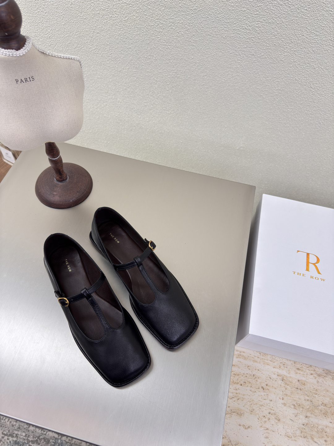 NO:223826,Mary Jane Square Toe Bun Shoe Crafts Exquisite Square Toe Shoes Minimalist Style The Row Classic Handmade High-version Black Lambskin Original Craftsmanship Comparison Edition Celebrities Same Model Full of Fashion Feeling Comfortable Inner Outsole Original Rubber Form Sole Craftsmanship Multi-color Optional Matching No Pressure Number 35 36 37 38 39 40 (40 Customized) With original packaging, Mary Jane, mary jane, sheepskin19860909玛丽珍 方头 包子鞋工艺 精致做方头单鞋 极简风  The Row 经典 手工制作 高版本入 黑色 小羊皮   原生态 工艺 对版 明星同款 时尚感满满   内里脚感舒适 大底 原版橡胶成型大底 工艺  多色可选 搭配无压力  码数35 36 37 38 39 40（40 定制）  配原版包装,玛丽珍,mary jane,sheepskin,Women's Shoes