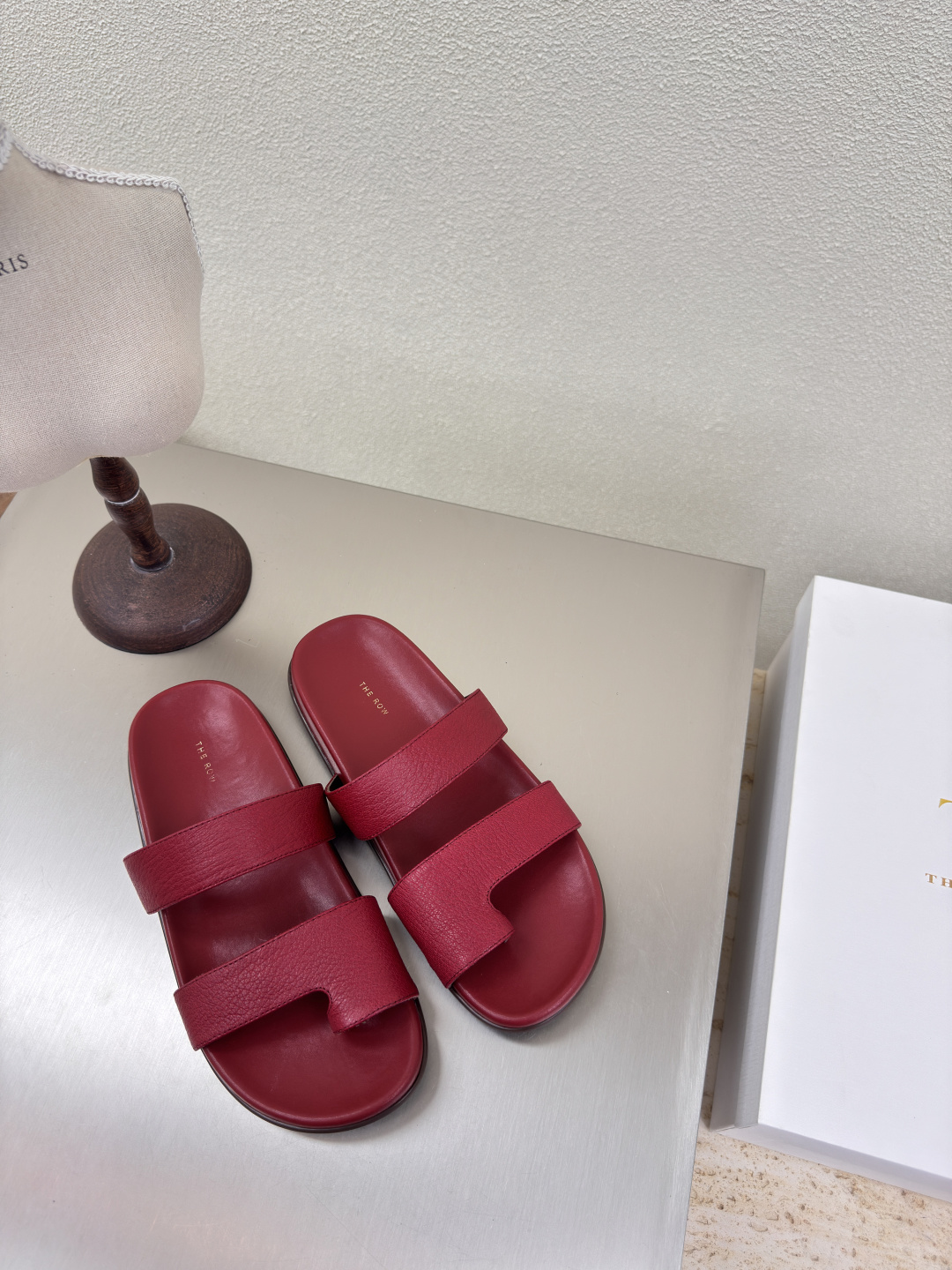 NO:223820,Toe slippers exquisite minimalist style The Row Classic Handmade High-version Red Original Slipper Original Ecological Crafts Pair Edition Celebrity Same Model Full of Fashion Feeling Comfortable Inner Outsole Original Rubber Forming Outsole Craft Multi-color Optional Matching No Pressure Number 35 36 37 38 39 40 (40 Customized) With original packaging, split-toe shoes, slippers, cowhide19860909套趾拖鞋 精致做极简风  The Row 经典 手工制作 高版本入 红色 原版 摔纹牛皮   原生态 工艺 对版 明星同款 时尚感满满   内里脚感舒适 大底 原版橡胶成型大底 工艺  多色可选 搭配无压力  码数35 36 37 38 39 40（40 定制）  配原版包装,分趾鞋,slippers,cowhide,Women's Shoes