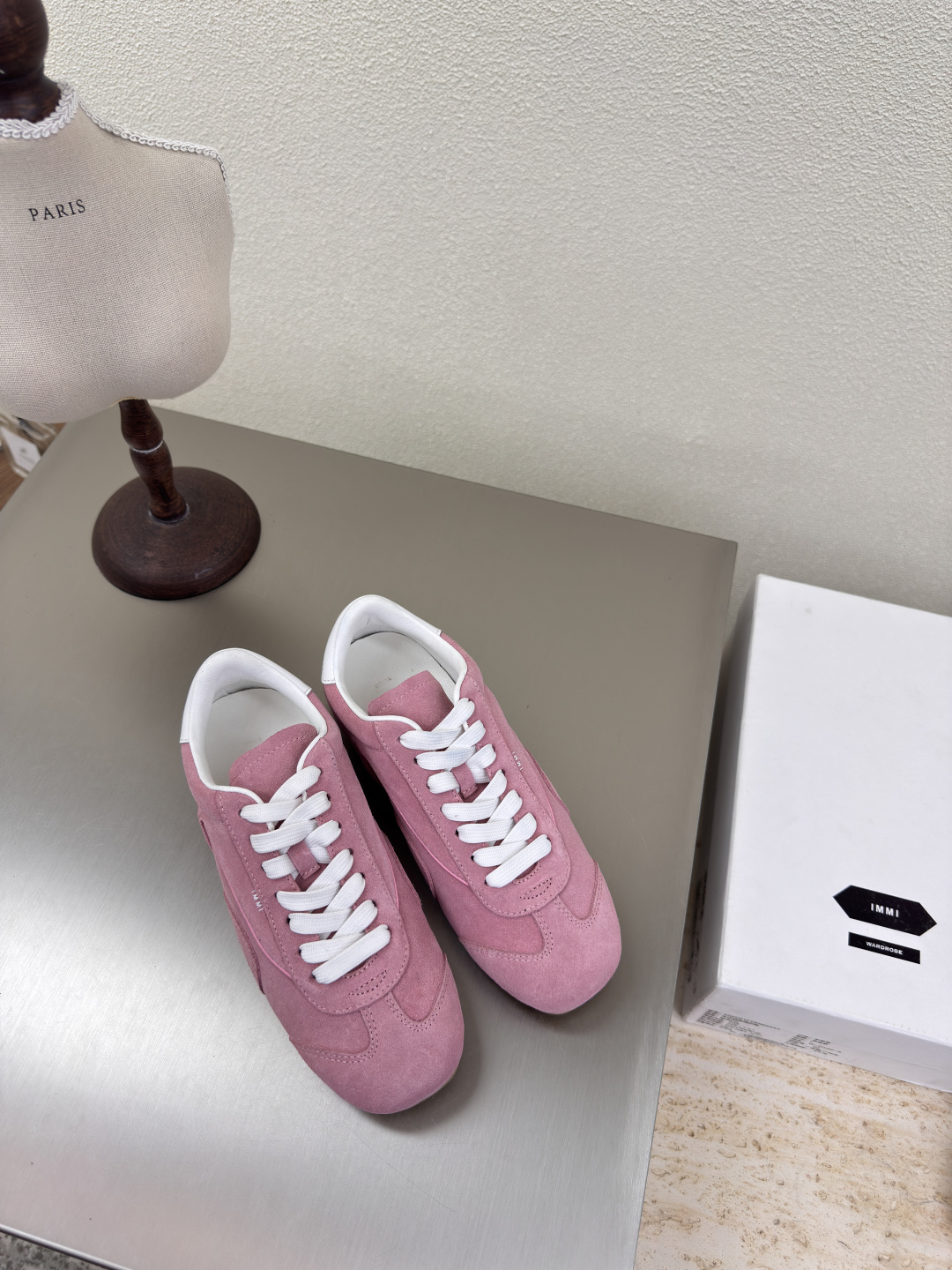 NO:223818,Square-toe sneakers Designer brand HIDEMI exquisite pink calf reverse velvet leather extends in a small trapezoid from the toe to the instep. The shiny cowhide straps are interspersed in restraint on the foot, dividing the skin into pieces, with a looming charm. The addition of buckle elements injects more rebellious and power into the exquisite shoe body, showing a slim but never weak posture. Original outsole 35 36 37 38 39 40 (40 customization) Configure original packaging, casual shoes/sneakers, cowhide19860909方头运动鞋 设计师品牌 HIDEMI 精致 粉色小牛反绒皮  从鞋头至脚背呈小巧的梯形延伸. 光泽牛皮细带克制地穿插于足面,将肌肤分割成块面,有着若隐若现的魅力. 搭扣元素的加入为精致的鞋体注入更多反叛和力量,展现出纤薄但绝不柔弱的姿态. 原版大底 35 36 37 38 39 40（40 定制） 配置原版包装,休闲鞋/运动鞋,sneakers,cowhide,Women's Shoes