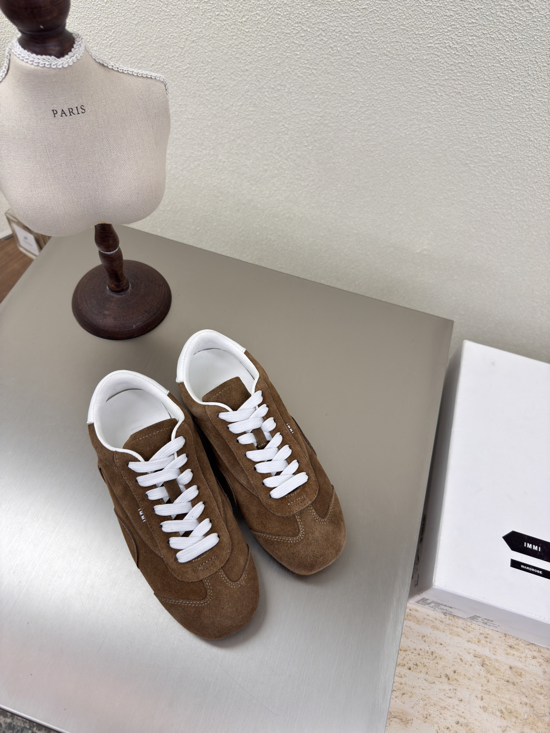 NO:223794,Square-toe sneakers Designer brand HIDEMI exquisite brown calf reverse velvet leather extends in a small trapezoid from the toe to the instep. The shiny cowhide straps are interspersed in restraint on the foot, dividing the skin into pieces, with a looming charm. The addition of buckle elements injects more rebellious and power into the exquisite shoe body, showing a slim but never weak posture. Original outsole 35 36 37 38 39 40 (40 customization) Configure original packaging, casual shoes/sneakers, cowhide19860909方头运动鞋 设计师品牌 HIDEMI 精致 棕色 小牛反绒皮  从鞋头至脚背呈小巧的梯形延伸. 光泽牛皮细带克制地穿插于足面,将肌肤分割成块面,有着若隐若现的魅力. 搭扣元素的加入为精致的鞋体注入更多反叛和力量,展现出纤薄但绝不柔弱的姿态. 原版大底 35 36 37 38 39 40（40 定制） 配置原版包装,休闲鞋/运动鞋,sneakers,cowhide,Women's Shoes