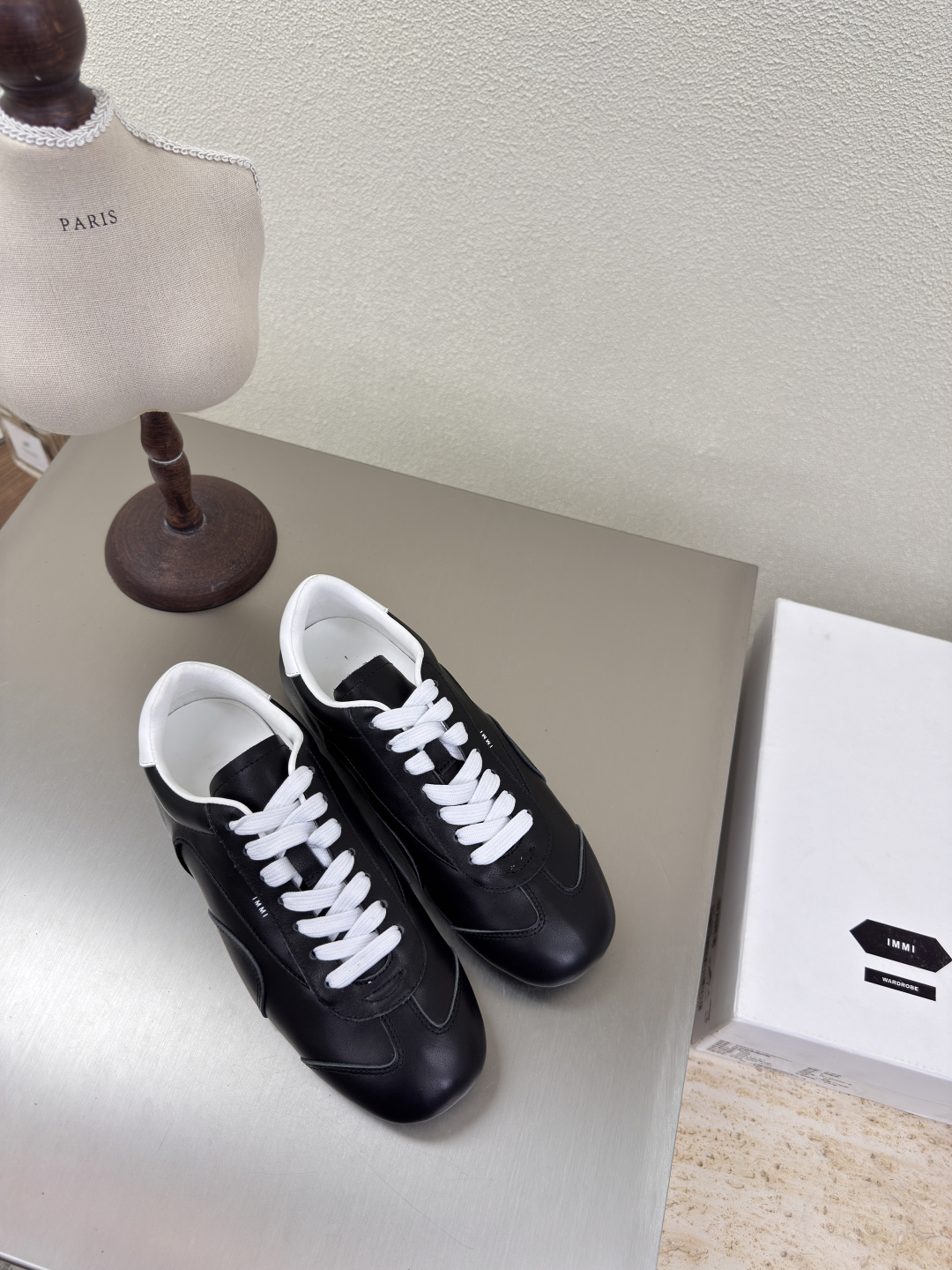 NO:223799,Square-toe sneakers Designer brand HIDEMI exquisite black calfskin extends in a small trapezoid from the toe to the instep. The shiny cowhide straps are interspersed in restraint on the foot, dividing the skin into pieces, with a looming charm. The addition of the buckle elements injects more rebellious and power into the exquisite shoe body, showing a slim but never weak posture. Original outsole 35 36 37 38 39 40 (40 customization) Configure original packaging, casual shoes/sneakers, cowhide19860909方头运动鞋 设计师品牌 HIDEMI 精致 黑色小牛皮  从鞋头至脚背呈小巧的梯形延伸. 光泽牛皮细带克制地穿插于足面,将肌肤分割成块面,有着若隐若现的魅力. 搭扣元素的加入为精致的鞋体注入更多反叛和力量,展现出纤薄但绝不柔弱的姿态. 原版大底 35 36 37 38 39 40（40 定制） 配置原版包装,休闲鞋/运动鞋,sneakers,cowhide,Women's Shoes