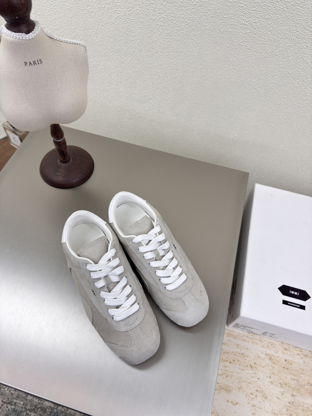 NO:223804,Square-toe sneakers Designer brand HIDEMI exquisite off-white calf reverse velvet leather extends in a small trapezoid from the toe to the instep. The shiny cowhide straps are interspersed in restraint on the foot, dividing the skin into pieces, with a looming charm. The addition of buckle elements injects more rebellious and power into the exquisite shoe body, showing a slim but never weak posture. Original outsole 35 36 37 38 39 40 (40 customization) Configure original packaging, casual shoes/sneakers, cowhide19860909方头运动鞋 设计师品牌 HIDEMI 精致 米白色 小牛反绒皮  从鞋头至脚背呈小巧的梯形延伸. 光泽牛皮细带克制地穿插于足面,将肌肤分割成块面,有着若隐若现的魅力. 搭扣元素的加入为精致的鞋体注入更多反叛和力量,展现出纤薄但绝不柔弱的姿态. 原版大底 35 36 37 38 39 40（40 定制） 配置原版包装,休闲鞋/运动鞋,sneakers,cowhide,Women's Shoes