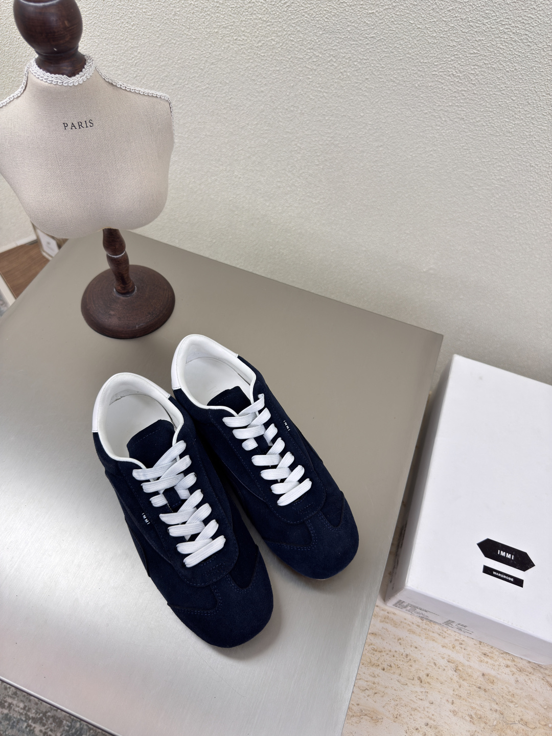 NO:223809,Square-toe sneakers Designer brand HIDEMI exquisite dark blue calf reverse velvet leather extends in a small trapezoid from the toe to the instep. The shiny cowhide straps are interspersed in restraint on the foot, dividing the skin into pieces, with a looming charm. The addition of buckle elements injects more rebellious and power into the exquisite shoe body, showing a slim but never weak posture. Original outsole 35 36 37 38 39 40 (40 customization) Configure original packaging, casual shoes/sneakers, cowhide19860909方头运动鞋 设计师品牌 HIDEMI 精致 深蓝色小牛反绒皮  从鞋头至脚背呈小巧的梯形延伸. 光泽牛皮细带克制地穿插于足面,将肌肤分割成块面,有着若隐若现的魅力. 搭扣元素的加入为精致的鞋体注入更多反叛和力量,展现出纤薄但绝不柔弱的姿态. 原版大底 35 36 37 38 39 40（40 定制） 配置原版包装,休闲鞋/运动鞋,sneakers,cowhide,Women's Shoes