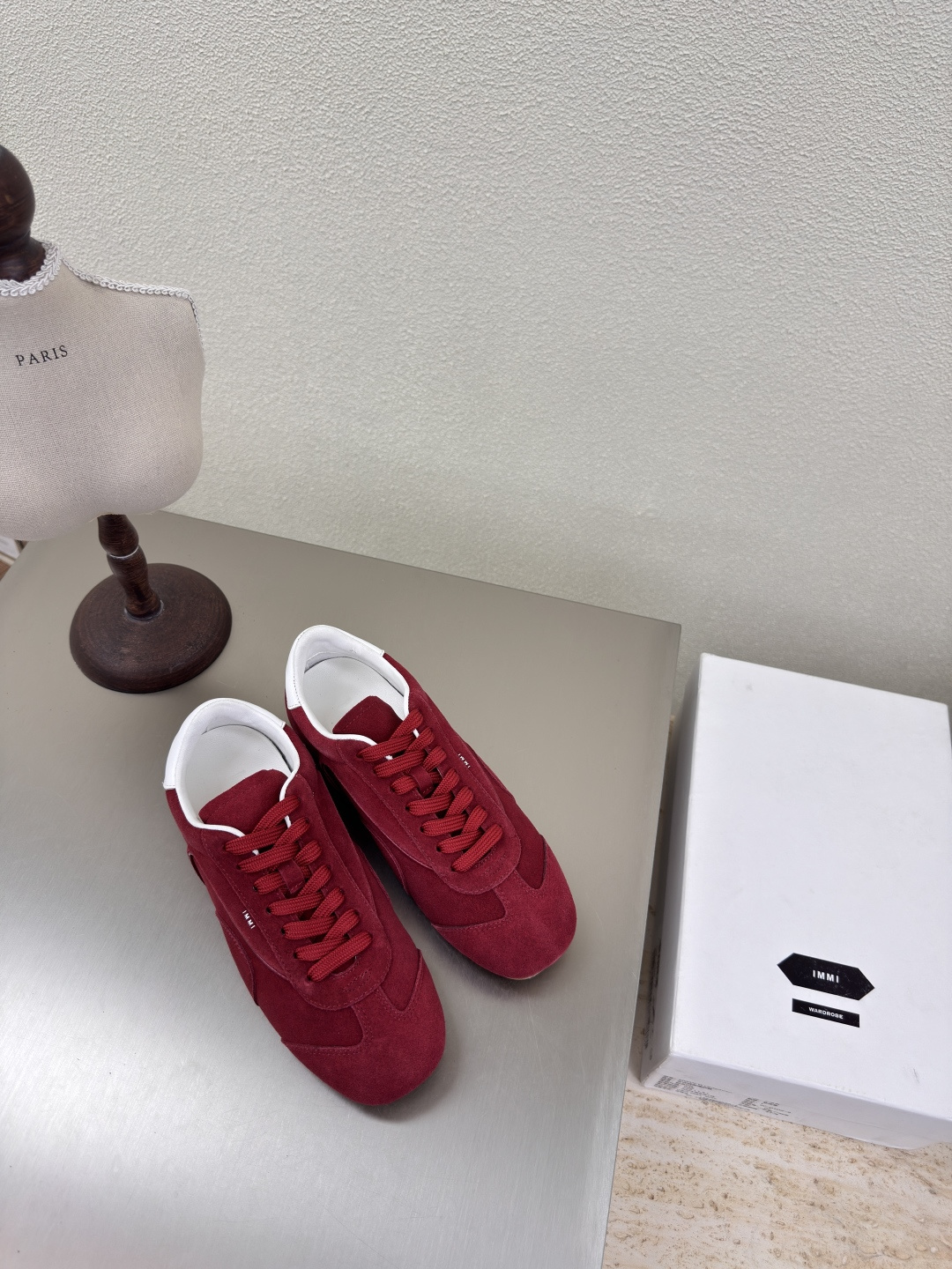 NO:223814,Square-toe sneakers Designer brand HIDEMI exquisite red calf reverse velvet leather extends in a small trapezoid from the toe to the instep. The shiny cowhide straps are interspersed in restraint on the foot, dividing the skin into pieces, with a looming charm. The addition of buckle elements injects more rebellious and power into the exquisite shoe body, showing a slim but never weak posture. Original outsole 35 36 37 38 39 40 (40 customization) Configure original packaging, casual shoes/sneakers, cowhide19860909方头运动鞋 设计师品牌 HIDEMI 精致 红色 小牛反绒皮  从鞋头至脚背呈小巧的梯形延伸. 光泽牛皮细带克制地穿插于足面,将肌肤分割成块面,有着若隐若现的魅力. 搭扣元素的加入为精致的鞋体注入更多反叛和力量,展现出纤薄但绝不柔弱的姿态. 原版大底 35 36 37 38 39 40（40 定制） 配置原版包装,休闲鞋/运动鞋,sneakers,cowhide,Women's Shoes