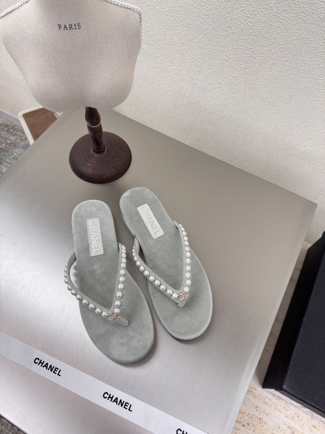 NO:222873,Flip flops, hardware logo, Xiaoxiang, thick-soled slippers, hardware logo, blessed, comfortable and stylish, gray, original fabric, full of texture, classic round head, thick-soled design, super comfortable, logo is clearly visible, elegant, lambskin inner lining, clear foot pad logo, no tiring feet, steel brand logo, benchmarking, pursuit of quality, Italian leather outsole, full of texture 35 36 37 38 39 40 41 42 (40 41 42 customized) Matched with original packaging, exquisite ribbon, camellia, split-toed shoes, slippers, sheepskin, Leather soles19860909人字拖 五金logo 小香 厚底拖鞋  五金logo 加持 舒适有范 灰色 原版布料 l 质感满满 经典圆头厚底设计 超舒适   logo清晰可见  优雅 内里选用小羊皮内里 垫脚logo清晰  不累脚 钢印品牌logo 对标对版 追求品质 意大利真皮大底 质感满满  35 36 37 38 39 40 41 42（40 41 42 定制） 搭配原版包装 精致丝带 山茶花,分趾鞋,slippers,sheepskin,Leather soles,Women's Shoes