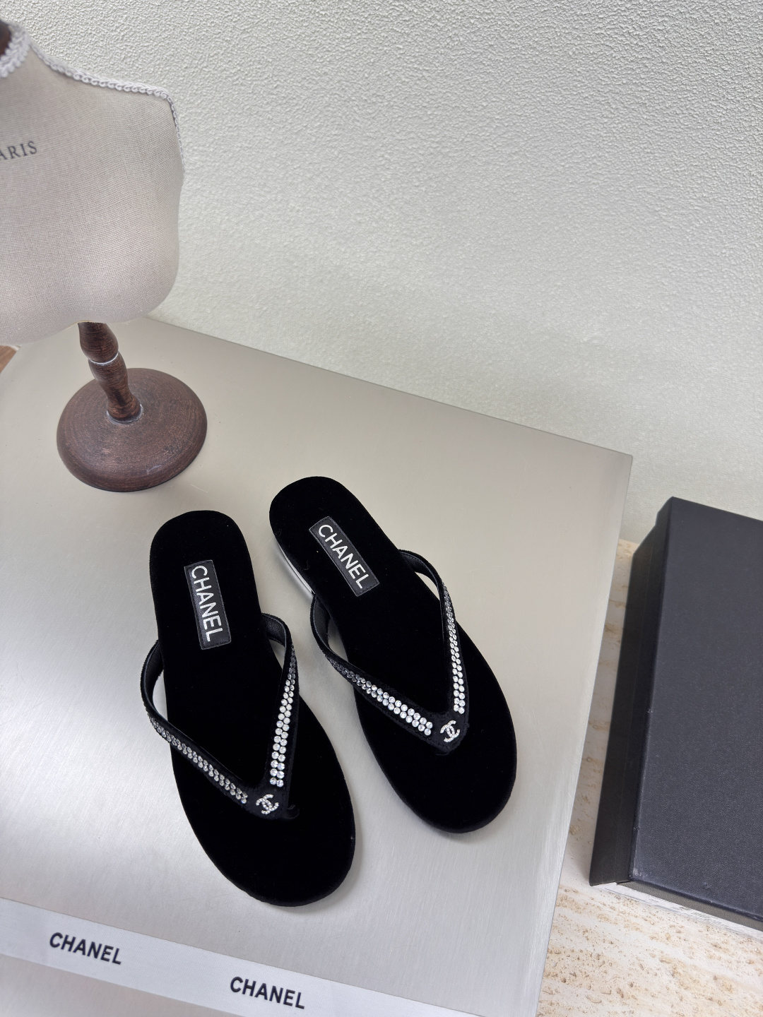 NO:222853,Flip flops, hardware logo, Xiaoxiang, thick-soled slippers, hardware logo, blessed, comfortable and stylish, black, white diamond original fabric, full of texture, classic round head, thick-soled design, super comfortable, logo is clearly visible, elegant, lambskin inner lining, clear foot pad logo, no tiring feet, steel brand logo, benchmarking, pursuit of quality, Italian leather outsole, full of texture 35 36 37 38 39 40 41 42 (40 41 42 customized) Matched with original packaging, exquisite ribbon, camellia, split-toed shoes, slippers, sheepskin, Leather soles19860909人字拖 五金logo 小香 厚底拖鞋  五金logo 加持 舒适有范 黑色 白色钻石原版布料 l 质感满满 经典圆头厚底设计 超舒适   logo清晰可见  优雅 内里选用小羊皮内里 垫脚logo清晰  不累脚 钢印品牌logo 对标对版 追求品质 意大利真皮大底 质感满满  35 36 37 38 39 40 41 42（40 41 42 定制） 搭配原版包装 精致丝带 山茶花,分趾鞋,slippers,sheepskin,Leather soles,Women's Shoes