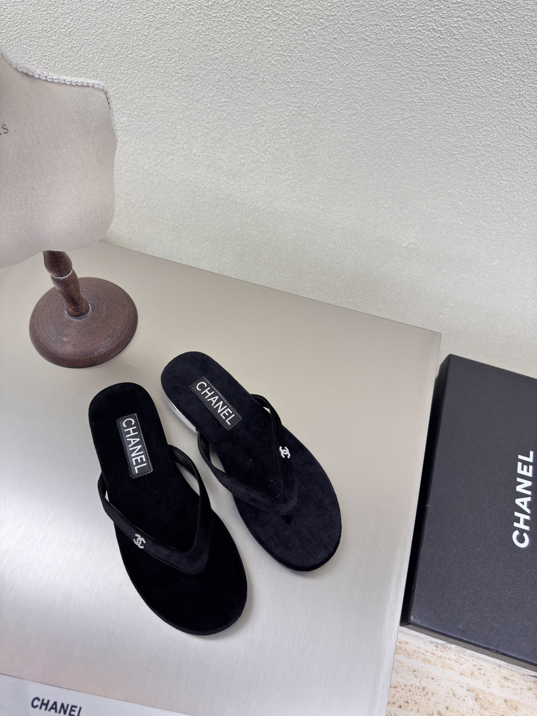 NO:222862,Flip flops, hardware logo, Xiaoxiang, thick-soled slippers, hardware logo, blessed, comfortable and stylish, black classic, original fabric, full of texture, classic round head, thick-soled design, super comfortable, logo is clearly visible, elegant, lambskin inner lining, clear foot pad logo, no tiring feet, steel brand logo, benchmarking, pursuit of quality, Italian leather outsole, full of texture 35 36 37 38 39 40 41 42 (40 41 42 customized) Matched with original packaging, exquisite ribbon, camellia, split-toed shoes, slippers, sheepskin, Leather soles19860909人字拖 五金logo 小香 厚底拖鞋  五金logo 加持 舒适有范 黑色经典 原版布料 l 质感满满 经典圆头厚底设计 超舒适   logo清晰可见  优雅 内里选用小羊皮内里 垫脚logo清晰  不累脚 钢印品牌logo 对标对版 追求品质 意大利真皮大底 质感满满  35 36 37 38 39 40 41 42（40 41 42 定制） 搭配原版包装 精致丝带 山茶花,分趾鞋,slippers,sheepskin,Leather soles,Women's Shoes
