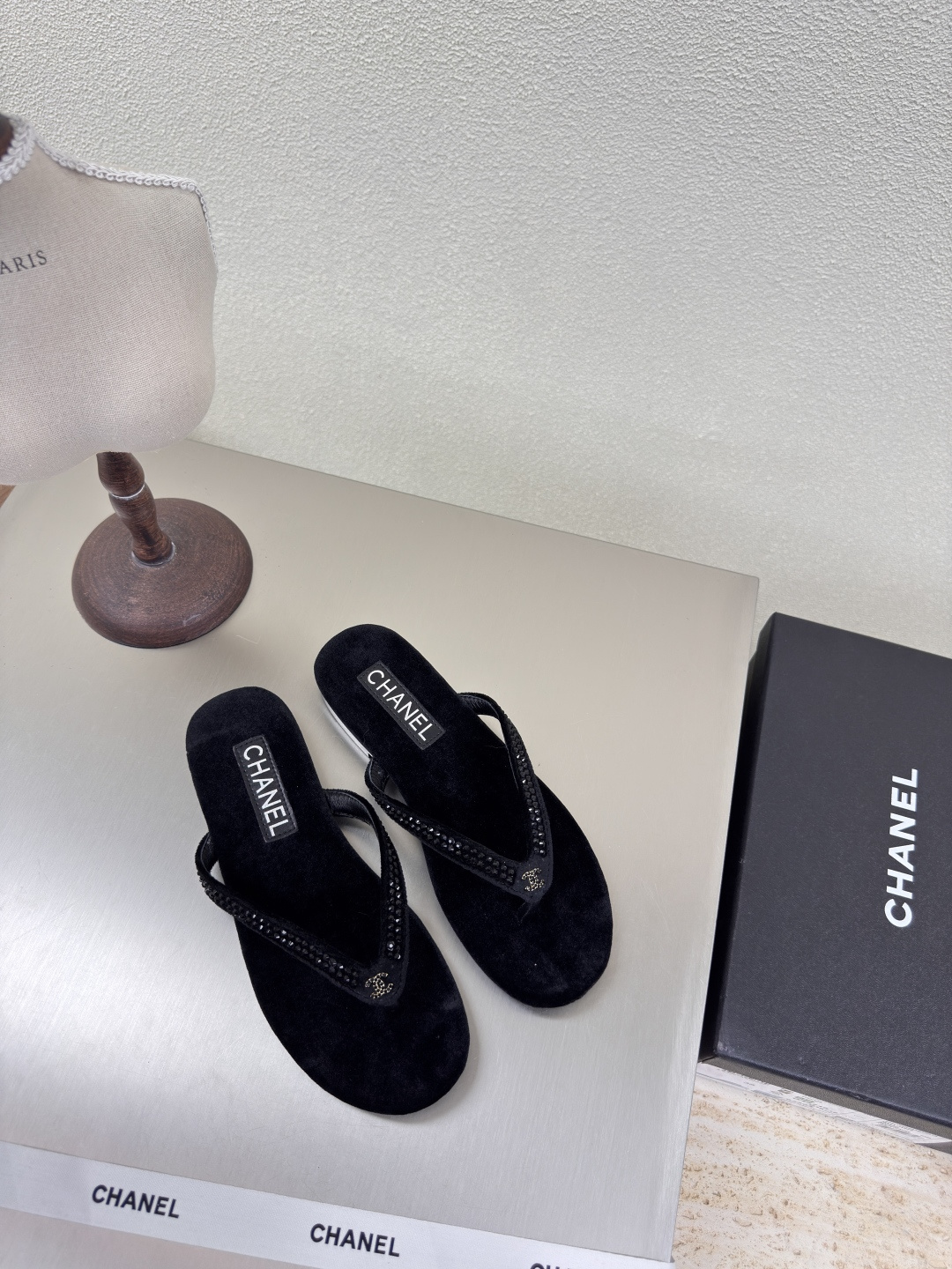 NO:222858,Flip flops, hardware logo, Xiaoxiang, thick-soled slippers, hardware logo, blessed, comfortable and stylish, black, black diamond original fabric, full of texture, classic round head, thick-soled design, super comfortable, logo is clearly visible, elegant, lambskin inner lining, clear foot pad logo, no tiring feet, steel brand logo, benchmarking, pursuit of quality, Italian leather outsole, full of texture 35 36 37 38 39 40 41 42 (40 41 42 customized) Matched with original packaging, exquisite ribbon, camellia, split-toed shoes, slippers, sheepskin, Leather soles19860909人字拖 五金logo 小香 厚底拖鞋  五金logo 加持 舒适有范 黑色 黑色钻石原版布料 l 质感满满 经典圆头厚底设计 超舒适   logo清晰可见  优雅 内里选用小羊皮内里 垫脚logo清晰  不累脚 钢印品牌logo 对标对版 追求品质 意大利真皮大底 质感满满  35 36 37 38 39 40 41 42（40 41 42 定制） 搭配原版包装 精致丝带 山茶花,分趾鞋,slippers,sheepskin,Leather soles,Women's Shoes