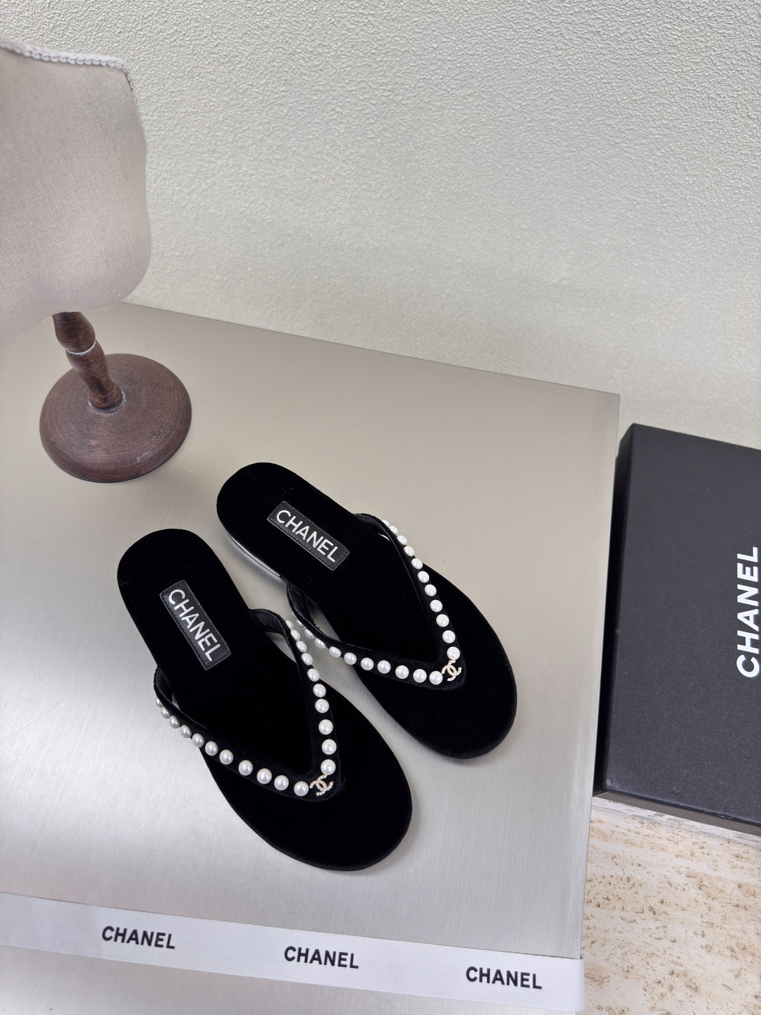 NO:222867,Flip flops, hardware logo, Xiaoxiang, thick-soled slippers, hardware logo, blessed, comfortable and stylish, black, white pearl original fabric, full of texture, classic round head, thick-soled design, super comfortable, logo is clearly visible, elegant, lambskin inner lining, clear foot pad logo, no tiring feet, steel brand logo, benchmarking, pursuit of quality, Italian leather outsole, full of texture 35 36 37 38 39 40 41 42 (40 41 42 customized) Matched with original packaging, exquisite ribbon, camellia, split-toed shoes, slippers, sheepskin, Leather soles19860909人字拖 五金logo 小香 厚底拖鞋  五金logo 加持 舒适有范 黑色 白色珍珠原版布料 l 质感满满 经典圆头厚底设计 超舒适   logo清晰可见  优雅 内里选用小羊皮内里 垫脚logo清晰  不累脚 钢印品牌logo 对标对版 追求品质 意大利真皮大底 质感满满  35 36 37 38 39 40 41 42（40 41 42 定制） 搭配原版包装 精致丝带 山茶花,分趾鞋,slippers,sheepskin,Leather soles,Women's Shoes