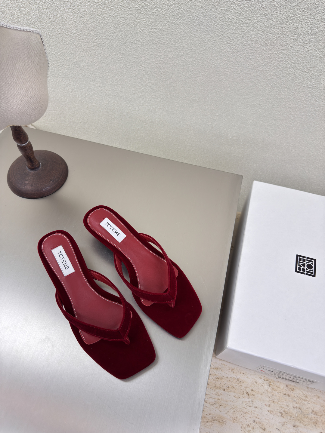 NO:223821,Cat heel Square flip flops Totême French romance Red velvet Nordic simple design Light luxury brand Fabric velvet High-end Comfort Choose cowhide inner lining with elastic rubber Simple design Outsole with Italian leather outsole Benchmark version Cat heel design A must-have item for work commuting 35 36 37 38 39 40 (customized for 40 sizes) Configure original consistent packaging, split-toe shoes, cowhide, Leather soles19860909猫跟 方头人字拖 Totême 法式浪漫 红色天鹅绒    北欧简约设计 轻奢品牌  面料选用天鹅绒 高端 舒适  内里选用牛皮内里 搭配弹力橡筋 简约设计   大底选用意大利真皮大底 对标对版  猫跟 设计 无论工作 通勤 必入手的一款单品   35 36 37 38 39 40（40码定制）  配置原版一致包装,分趾鞋,cowhide,Leather soles,Women's Shoes