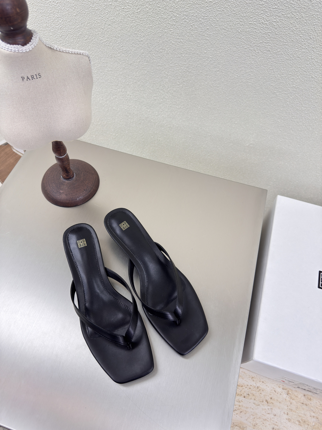 NO:223812,Cat heel Square flip flops Totême French romance Black calfskin Nordic simple design Light luxury brand Fabric calfskin High-end Comfort Cowhide inner lining with elastic rubber Simple design Outsole with Italian leather outsole Benchmark version Cat heel design A must-have item for work commuting 35 36 37 38 39 40 (customized for 40 sizes) Configure original consistent packaging, split-toe shoes, cowhide, Leather soles19860909猫跟 方头人字拖 Totême 法式浪漫 黑色小牛皮    北欧简约设计 轻奢品牌  面料选用小牛皮 高端 舒适  内里选用牛皮内里 搭配弹力橡筋 简约设计   大底选用意大利真皮大底 对标对版  猫跟 设计 无论工作 通勤 必入手的一款单品   35 36 37 38 39 40（40码定制）  配置原版一致包装,分趾鞋,cowhide,Leather soles,Women's Shoes