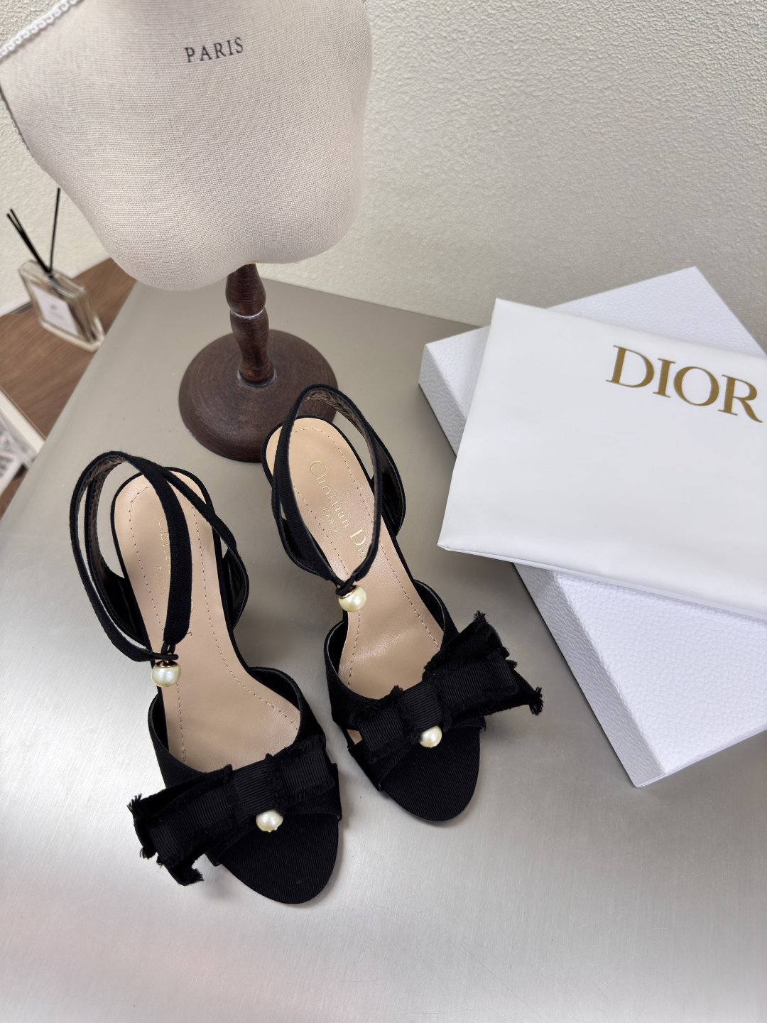 NO:227229,High-heeled pearl sandals High-quality logo texture Full of texture, shoe shape upgraded to the ultimate foot feeling, super beautiful, indispensable fashion items this year D-DOLL series classic pearl accessories are fashionable and versatile, full of girlishness, and more joyful. Classic hand-embroidered series genuine leather outsole with brand logo, decoration and matching with a little bit of hourly wear. Sheepskin footbed and inner color selection Italian original outsole Gilded Size 34 35 36 37 38 39 40 41 42 (34 40 41 42 Customized Size Count) With original packaging, sandals, sandals, sheepskin, Leather soles19860909高跟珍珠凉鞋 高品 logo质感满满 鞋型升级到极致脚感 超级美 今年必不可少的时尚单品 D-DOLL系列经典珍珠配饰时髦又百搭,少女感十足 欣喜不止一点点 经典手工刺绣系列  真皮大底印有品牌logo,装饰搭配有一点点小时装.  羊皮垫脚和内里  颜色选择 意大利原版大底 鎏金 码数34 35 36 37 38 39 40 41 42 （34 40 41 42定做码数） 配原版包装,凉鞋,sandals,sheepskin,Leather soles,Women's Shoes