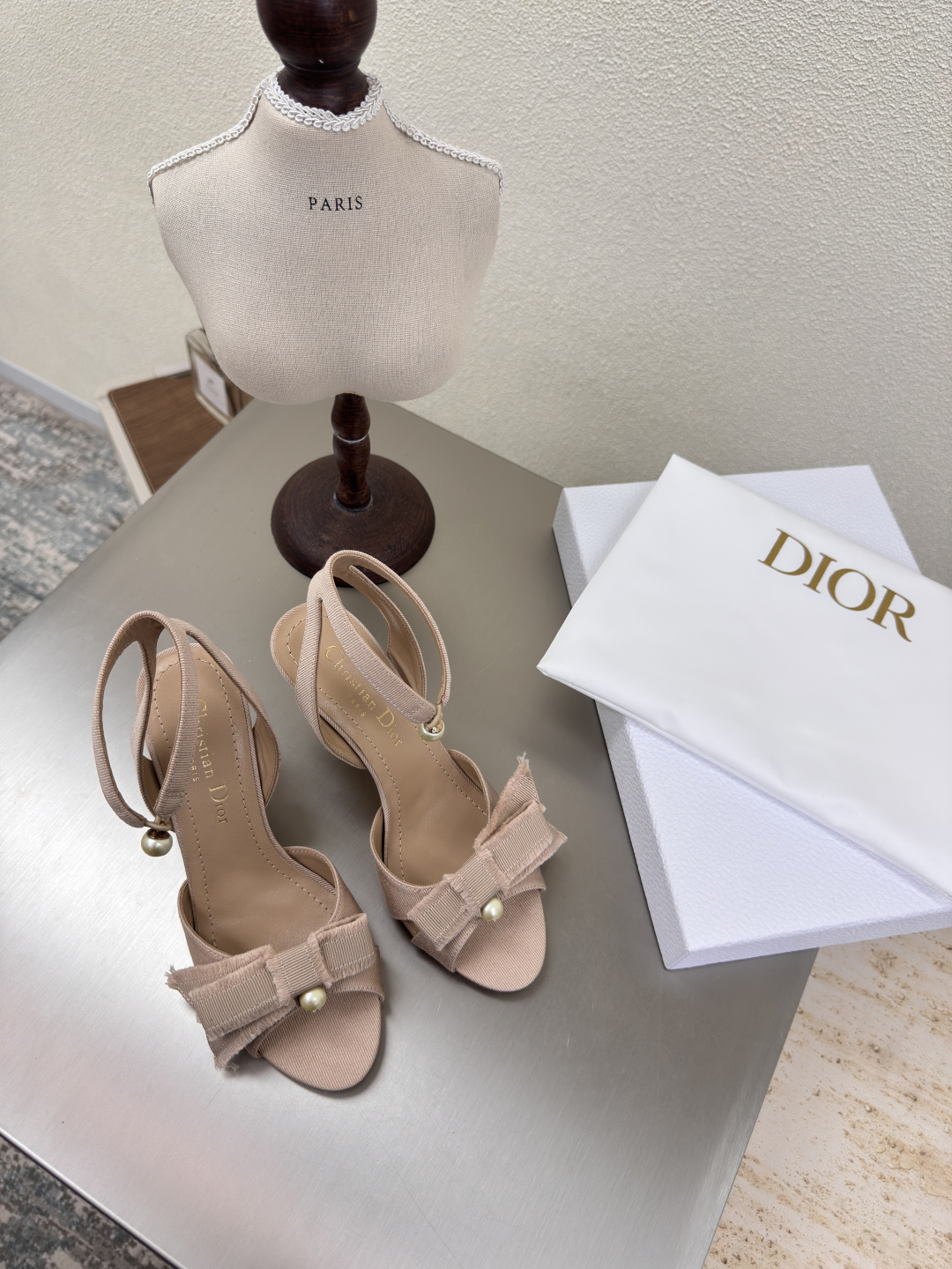 NO:227233,High-heeled pearl sandals High-quality apricot color logo full of texture, shoe shape upgraded to the ultimate foot feeling, super beautiful, indispensable fashion items this year D-DOLL series classic pearl accessories are fashionable and versatile, full of girlishness, and more joyful. Classic hand-embroidered series genuine leather outsole with brand logo, decoration and matching with a little bit of hourly wear. Sheepskin footbed and inner color selection Italian original outsole Gilded Size 34 35 36 37 38 39 40 41 42 (34 40 41 42 Customized Size Count) With original packaging, sandals, sandals, sheepskin, Leather soles19860909高跟珍珠凉鞋 高品 杏色 logo质感满满 鞋型升级到极致脚感 超级美 今年必不可少的时尚单品 D-DOLL系列经典珍珠配饰时髦又百搭,少女感十足 欣喜不止一点点 经典手工刺绣系列  真皮大底印有品牌logo,装饰搭配有一点点小时装.  羊皮垫脚和内里  颜色选择 意大利原版大底 鎏金 码数34 35 36 37 38 39 40 41 42 （34 40 41 42定做码数） 配原版包装,凉鞋,sandals,sheepskin,Leather soles,Women's Shoes