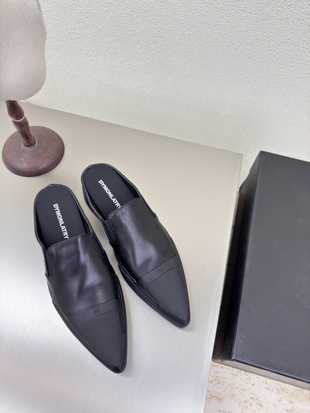 NO:227219,DY slippers pointed toe Dym*nlatry National trend Designer brand Black National trend fashion unstoppable DN This thick-soled sponge cake is classic without saying anything about shoes of this brand. You know what you understand. Very excellent works. Let us show you the artifact of long legs of the young lady. The fabric is made of original fabric. Luxury quality. DN pointed toe sneakers. Metal logo. Long legs. Luxury 35 36 37 38 39 40 (40 customization) Original consistent packaging, single shoes, sneakers, slippers19860909DY 拖鞋 尖头 Dym*nlatry   国潮 设计师品牌 黑色  国潮时尚不可阻挡 D N这款 厚底松糕 堪称经典 这个品牌的鞋子不用多说 懂的自懂 非常优秀的作品 让我们展示给大家 小姐姐长腿神器 面料采用原版面料 奢华品质 DN 尖头运动鞋 金属logo 长腿 奢华 35 36 37 38 39 40（40定制） 原版一致包装,单鞋,sneakers,slippers,Women's Shoes