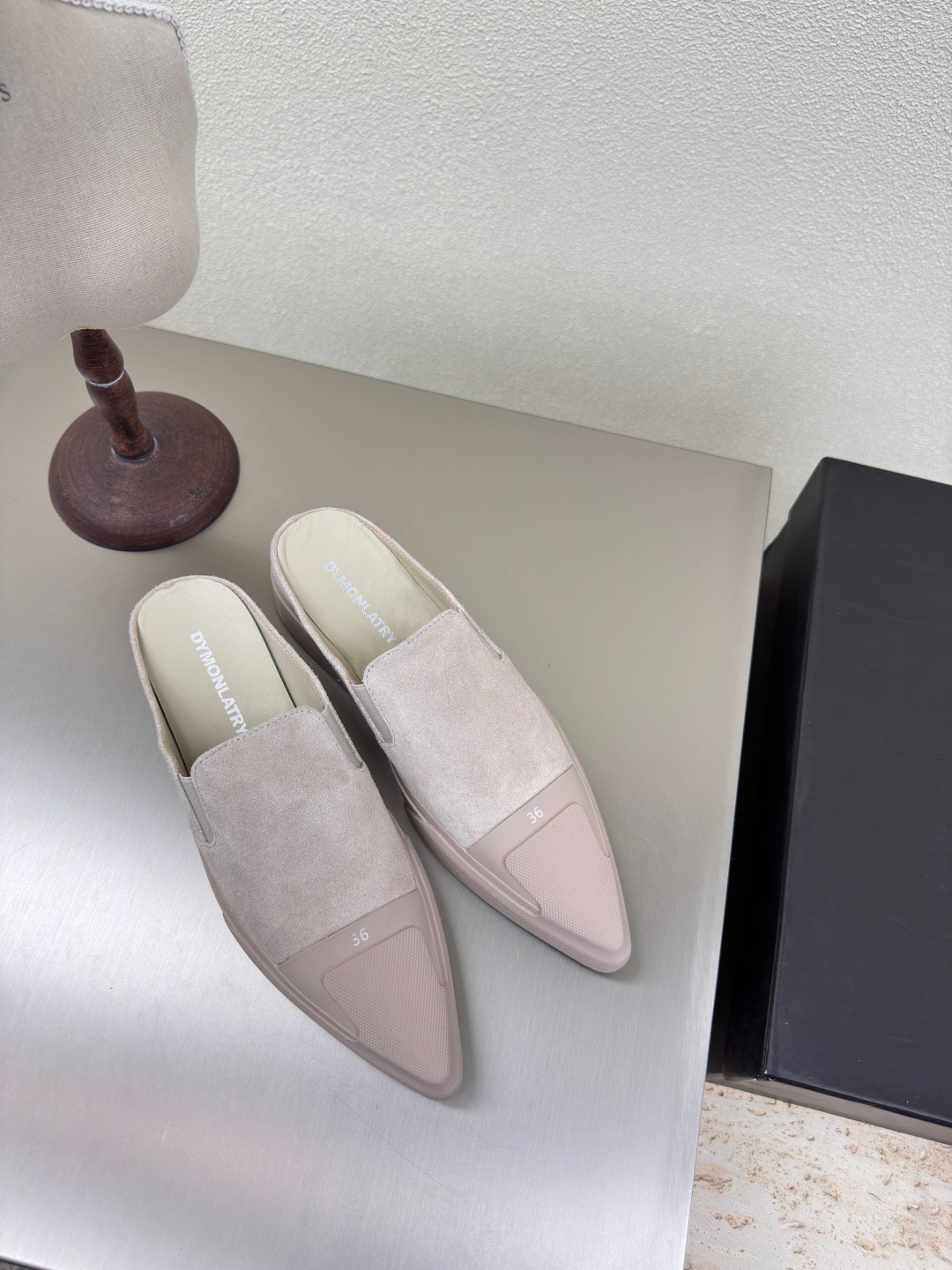 NO:227224,DY slippers pointed toe Dym*nlatry National trend Designer brand White National trend fashion unstoppable DN This thick-soled sponge cake is classic without saying anything about shoes of this brand. You can understand it yourself. Very excellent works. Let us show you the artifact of young ladies. The fabric is made of original fabric. Luxury quality. DN pointed toe sneakers. Metal logo. Long legs. Luxury 35 36 37 38 39 40 (40 customization) Original consistent packaging, single shoes, sneakers, slippers19860909DY 拖鞋 尖头 Dym*nlatry   国潮 设计师品牌 白色  国潮时尚不可阻挡 D N这款 厚底松糕 堪称经典 这个品牌的鞋子不用多说 懂的自懂 非常优秀的作品 让我们展示给大家 小姐姐长腿神器 面料采用原版面料 奢华品质 DN 尖头运动鞋 金属logo 长腿 奢华 35 36 37 38 39 40（40定制） 原版一致包装,单鞋,sneakers,slippers,Women's Shoes