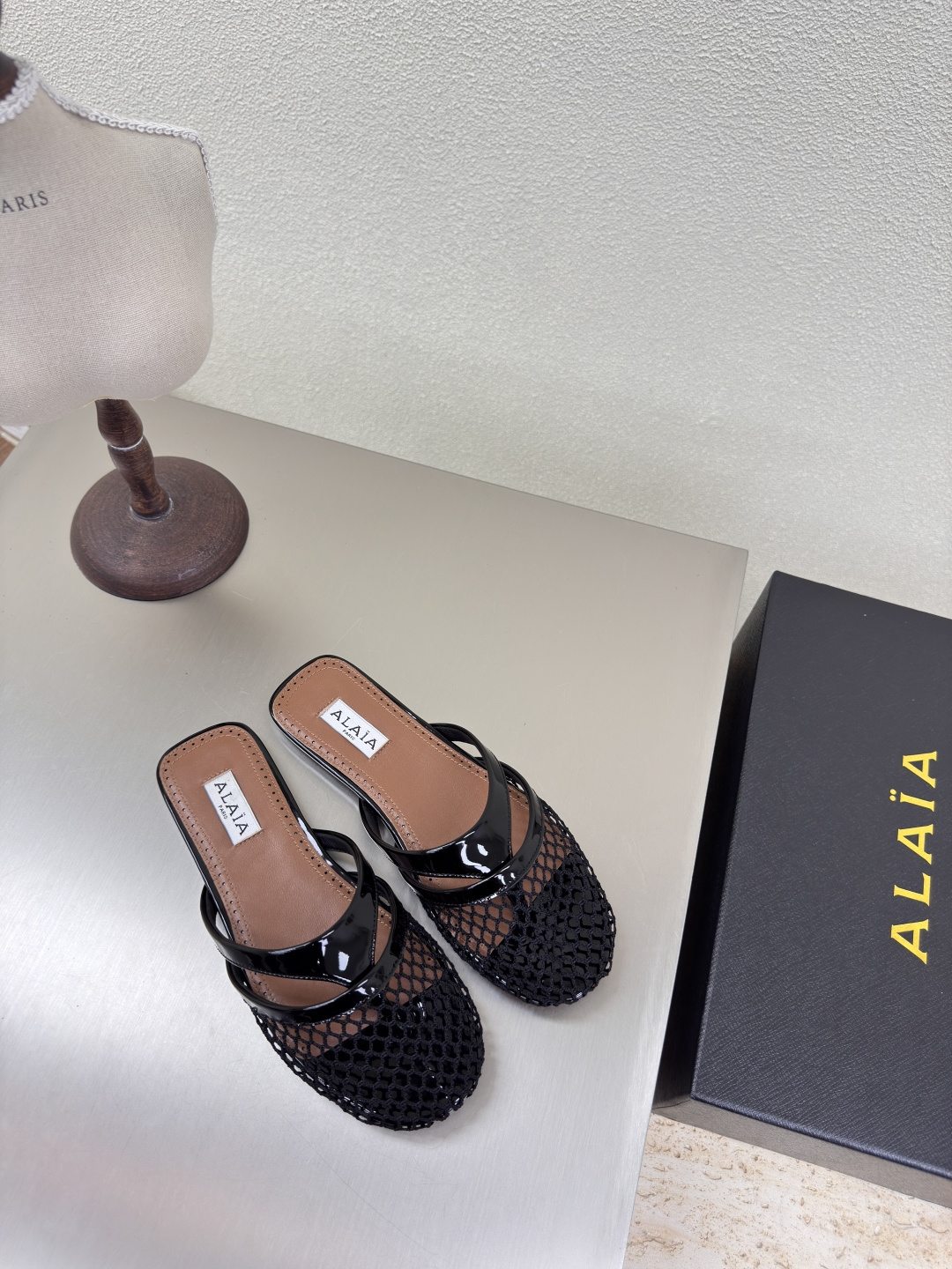 NO:227173,Flat-soled Alaia slippers from Paris Fall in love at first sight Black High-end Classic Flat-soled mesh shoes Alaia has another sexy side. It can be easily controlled with different styles. Whether it is jeans, suit pants, or pleated skirts, it can enhance your outfit to fashion, elegance and excellence. The fabric is lambskin and the ultimate sexy inner sheepskin. The original original leather outsole 34 35 36 37 38 39 40 41 (34 40 41 customization) Configure original packaging, semi-torch, alaia, slippers, skirts, jeans, business suit, sheepskin, Leather soles19860909平底Alaia 拖鞋来自巴黎 一见倾心 黑色  高级 经典 平底 网鞋 阿莱娅还有另外性感的一面  配上不同款式,不同风格都能轻松驾驭,无论牛仔裤,西装裤,还是百褶裙,都能将你的穿搭提升到时尚,优雅和卓越之中 面料选用小羊皮搭配性感极致 内里羊皮 大底原版一致真皮大底 34 35 36 37 38 39 40 41(34 40 41定制) 配置原版包装,半拖,alaia,slippers,skirts,jeans,business suit,sheepskin,Leather soles,Women's Shoes