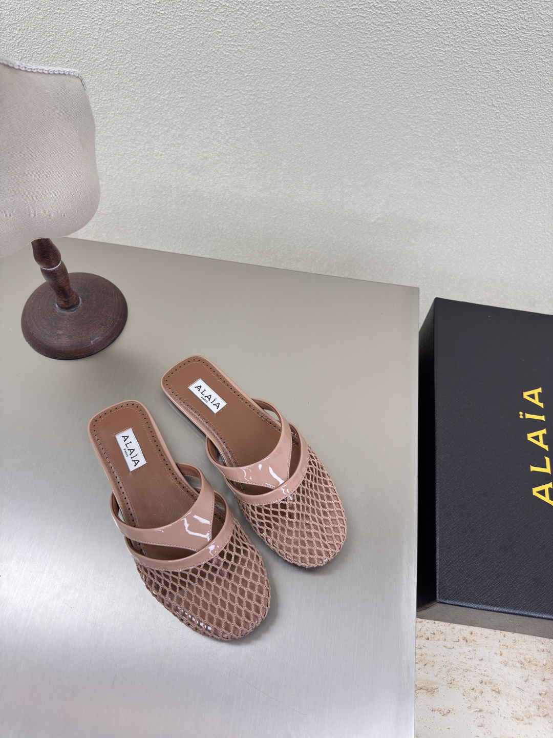 NO:227181,Flat-soled Alaia slippers are from Paris. Fall in love at first sight. Pink, high-end classic flat-soled mesh shoes. Alaia has another sexy side. It can be easily controlled with different styles. Whether it is jeans, suit pants, or pleated skirts, it can enhance your outfit to fashion, elegance and excellence. The fabric is made of lambskin and the ultimate sexy inner sheepskin. The original original leather outsole 34 35 36 37 38 39 40 41 (34 40 41 customization) Configure original packaging, semi-torch, alaia, slippers, skirts, jeans, business suit, sheepskin, Leather soles19860909平底Alaia 拖鞋来自巴黎 一见倾心 粉色  高级 经典 平底 网鞋 阿莱娅还有另外性感的一面  配上不同款式,不同风格都能轻松驾驭,无论牛仔裤,西装裤,还是百褶裙,都能将你的穿搭提升到时尚,优雅和卓越之中 面料选用小羊皮搭配性感极致 内里羊皮 大底原版一致真皮大底 34 35 36 37 38 39 40 41(34 40 41定制) 配置原版包装,半拖,alaia,slippers,skirts,jeans,business suit,sheepskin,Leather soles,Women's Shoes