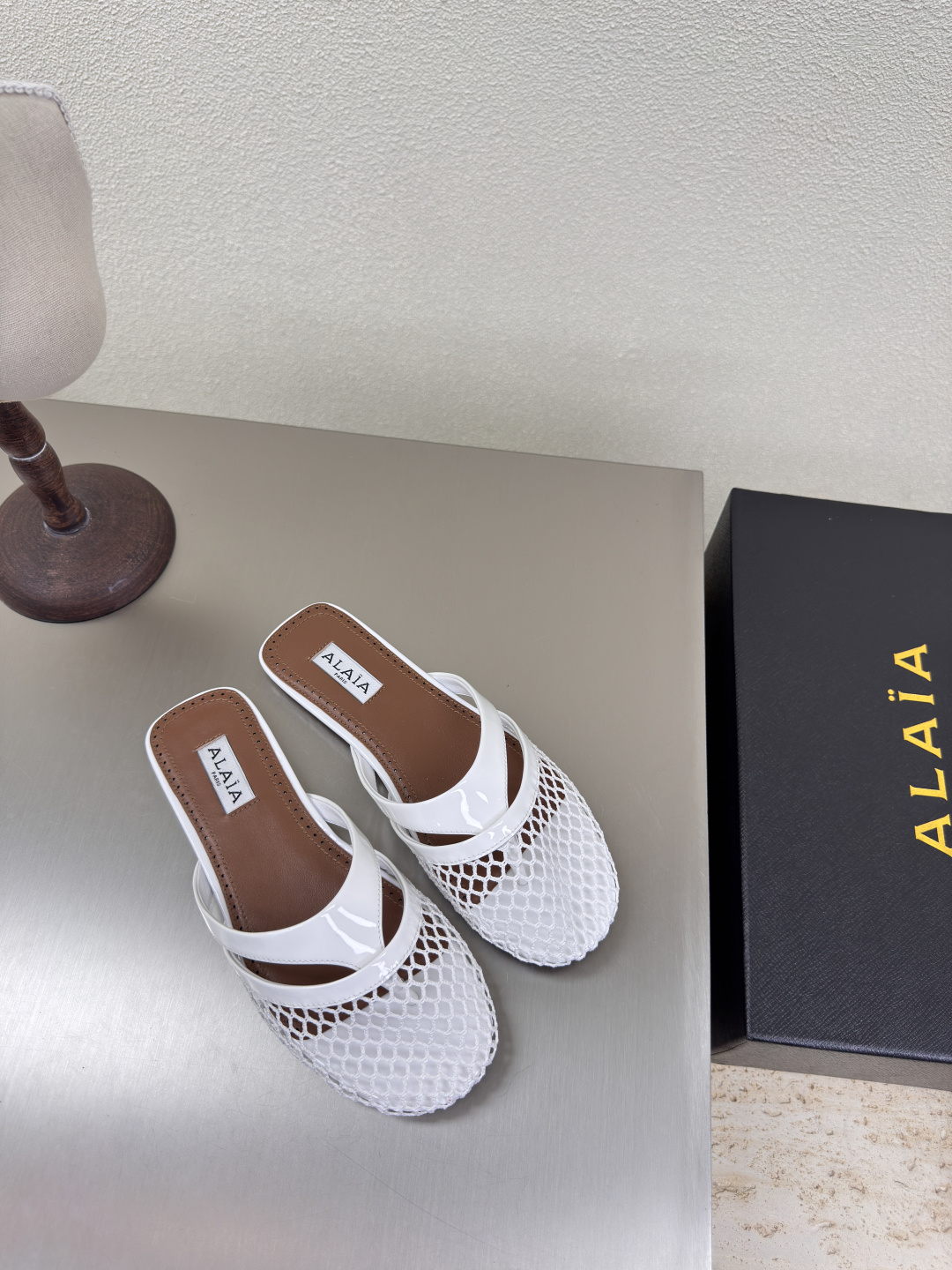 NO:227176,Flat-soled Alaia slippers are from Paris. Fall in love at first sight. White, high-end, classic, flat-soled mesh shoes. Alaia has another sexy side. It can be easily controlled with different styles. Whether it is jeans, suit pants, or pleated skirts, it can enhance your outfit to fashion, elegance and excellence. The fabric is made of lambskin and the ultimate sexy inner sheepskin. The original original leather outsole 34 35 36 37 38 39 40 41 (34 40 41 customized) Configure original packaging, semi-torch, alaia, slippers, skirts, jeans, business suit, sheepskin, Leather soles19860909平底Alaia 拖鞋来自巴黎 一见倾心 白色 高级 经典 平底 网鞋 阿莱娅还有另外性感的一面  配上不同款式,不同风格都能轻松驾驭,无论牛仔裤,西装裤,还是百褶裙,都能将你的穿搭提升到时尚,优雅和卓越之中 面料选用小羊皮搭配性感极致 内里羊皮 大底原版一致真皮大底 34 35 36 37 38 39 40 41(34 40 41定制) 配置原版包装,半拖,alaia,slippers,skirts,jeans,business suit,sheepskin,Leather soles,Women's Shoes