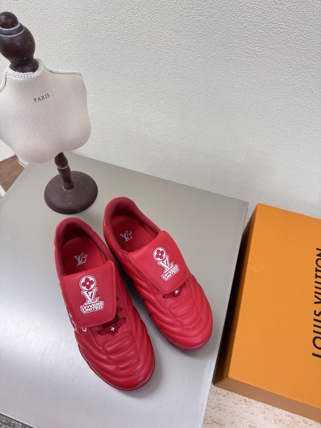 NO:227200,L donkey men and women sports shoes ultra-high cost performance, red, high quality, flawless 5 colors, calfskin material LV creation allows LV to still provide stunning and desire for creators and young players. 5 new colors have been produced and new again, and the actual product has been fully exposed and is expected to be released in the near future!  Material top layer cowhide High quality Flawless Sole Original TPU outsole Size Women's size 35 36 37 38 39 40 41 Men's size 39 40 41 42 43 44 45 (female 40 41 36 45 Customized), Casual shoes/sports shoes, louis vuitton, louis vuitton, sneakers, cowhide19860909L驴 男女款 运动鞋 超高性价比 红色 高品质 无瑕疵 5种配色 小牛皮材质 LV 打造 使得 LV  仍能为创作者、青年玩家,提供惊艳和渴望. 5 种款新配色再次高产上新,目前实物已经全面曝光,预计将在近期陆续发布！ 材质头层牛皮 高品质 无瑕疵 鞋底原版TPU大底 码数 女码 35 36 37 38 39 40 41 男码 39 40 41 42 43 44 45（女40 41 男36 45 定制）,休闲鞋/运动鞋,louis vuitton,louis vuitton,sneakers,cowhide,Women's Shoes