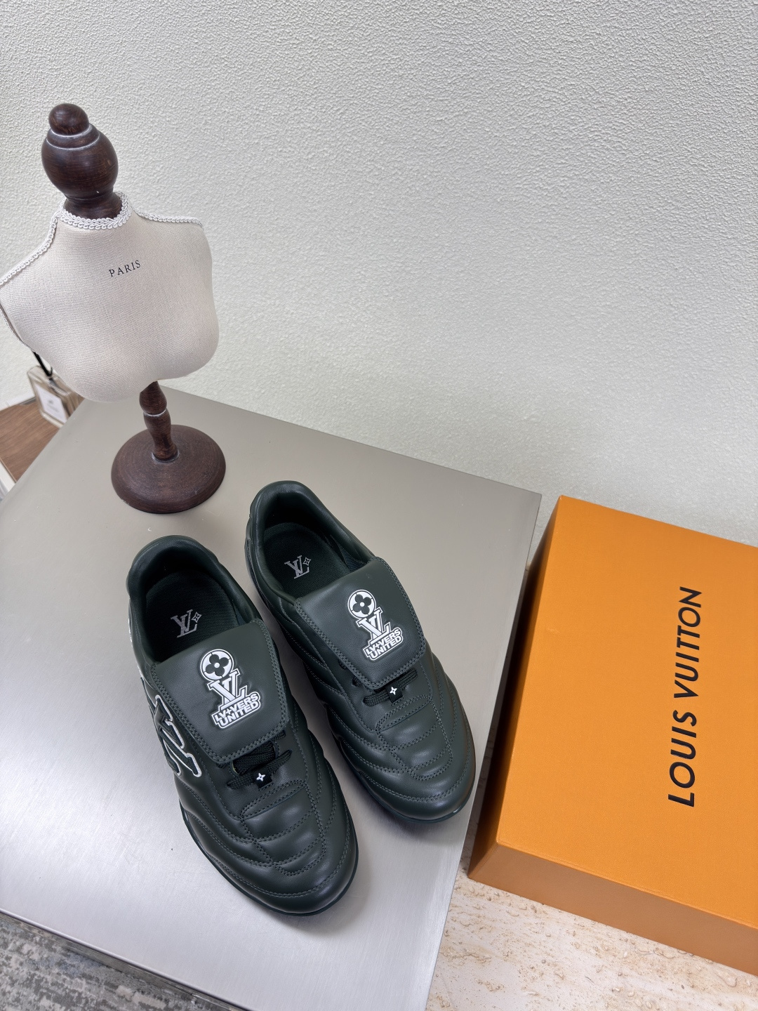 NO:227206,L donkey men and women sports shoes ultra-high cost performance, dark green, high quality, flawless 5 colors, calfskin material LV creation allows LV to still provide stunning and desire for creators and young players. 5 new colors have been produced and new again, and the actual product has been fully exposed and is expected to be released in the near future!  Material top layer cowhide High quality Flawless Sole Original TPU outsole Size Women's size 35 36 37 38 39 40 41 Men's size 39 40 41 42 43 44 45 (female 40 41 36 45 Customized), Casual shoes/sports shoes, louis vuitton, louis vuitton, sneakers, cowhide19860909L驴 男女款 运动鞋 超高性价比 深绿 高品质 无瑕疵 5种配色 小牛皮材质 LV 打造 使得 LV  仍能为创作者、青年玩家,提供惊艳和渴望. 5 种款新配色再次高产上新,目前实物已经全面曝光,预计将在近期陆续发布！ 材质头层牛皮 高品质 无瑕疵 鞋底原版TPU大底 码数 女码 35 36 37 38 39 40 41 男码 39 40 41 42 43 44 45（女40 41 男36 45 定制）,休闲鞋/运动鞋,louis vuitton,louis vuitton,sneakers,cowhide,Women's Shoes