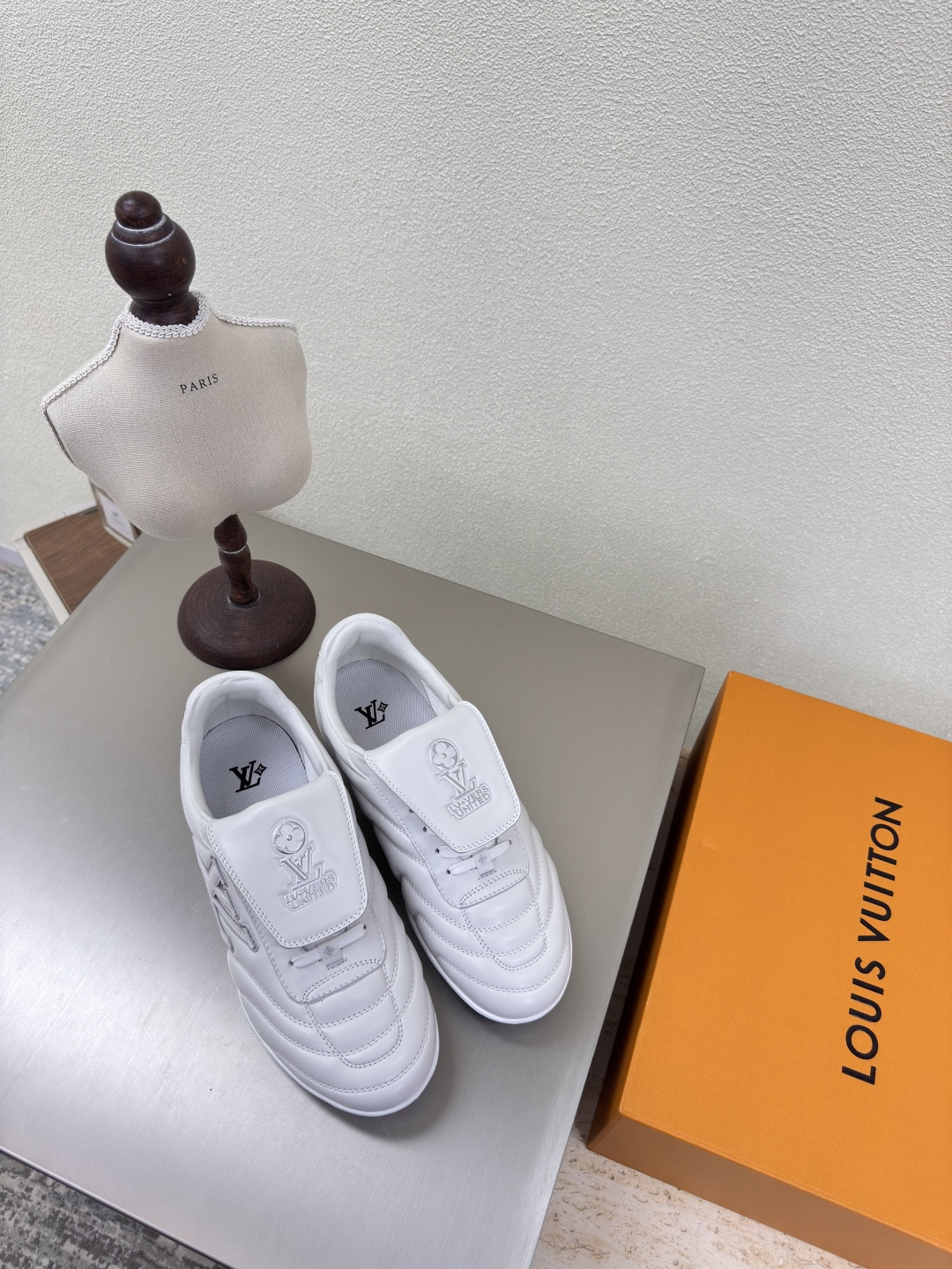 NO:227166,L donkey men and women sports shoes ultra-high cost performance, white, high quality, flawless 5 colors, calfskin material LV creation allows LV to still provide stunning and desire for creators and young players. 5 new colors have been produced and new again, and the actual product has been fully exposed and is expected to be released in the near future!  Material top layer cowhide High quality Flawless Sole Original TPU outsole Size Women's size 35 36 37 38 39 40 41 Men's size 39 40 41 42 43 44 45 (female 40 41 36 45 Customized), Casual shoes/sports shoes, louis vuitton, louis vuitton, sneakers, cowhide19860909L驴 男女款 运动鞋 超高性价比 白色 高品质 无瑕疵 5种配色 小牛皮材质 LV 打造 使得 LV  仍能为创作者、青年玩家,提供惊艳和渴望. 5 种款新配色再次高产上新,目前实物已经全面曝光,预计将在近期陆续发布！ 材质头层牛皮 高品质 无瑕疵 鞋底原版TPU大底 码数 女码 35 36 37 38 39 40 41 男码 39 40 41 42 43 44 45（女40 41 男36 45 定制）,休闲鞋/运动鞋,louis vuitton,louis vuitton,sneakers,cowhide,Women's Shoes