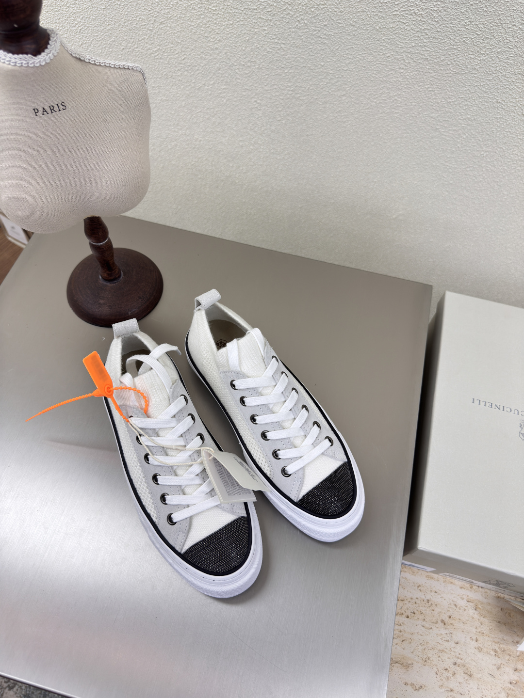 NO:227182,BC men and women BrunelloCucinel white flying weaving precious materials and exquisite details make the exquisite and contemporary style of this rubber-soled shoe better. The unique combination of suede leather and fresh cotton gives the shoes a delicate and exquisite feeling. The summer-style cotton knitted fabric meets the precious suede and is filled with a refreshing atmosphere on the loose and soft velvet texture. The combination of mixed cotton shoe lining and extremely light rubber sole enhances the extraordinary comfort and flexibility of the foot on the shoes. This style of shoes combines comfort and fashion, suitable for daily casual wear, and can be matched with a variety of clothing such as jeans, casual pants or sweatpants. Benchmarking Size Women 35 36 37 38 39 40 41 Men 39 40 41 Men 39 40 41 42 43 44 45 (Female 40 41 Men  39 45 Customized), Casual Shoes/Sneakers, Brunello Cucinelli, Sneakers, Jeans19860909BC男女款 BrunelloCucinel 白色飞织  珍贵材料与精美细节让这款胶底鞋的精致、当代风格更胜一筹. 绒面皮革和清新棉的别致组合,赋予鞋子精致考究感.带有夏日品味的棉针织品,与珍贵的绒面革相遇,在松柔的绒质纹理上弥漫着清新气息.混棉鞋衬和极为轻盈的橡胶鞋底组合,增强了鞋子上脚的不凡舒适灵活感.这种款式的鞋子融合了舒适与时尚,适合日常休闲穿搭,能搭配牛仔裤、休闲裤或运动裤等多种服饰.  对标对版 码数 女 35 36 37 38 39 40 41 男 39 40 41 42 43 44 45（女40 41 男 39 45定制）,休闲鞋/运动鞋,brunello cucinelli,sneakers,jeans,Women's Shoes