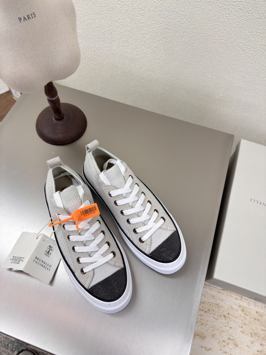 NO:227188,BC men and women BrunelloCucinel beige flying weaving precious materials and exquisite details make the exquisite and contemporary style of this rubber-soled shoe better. The unique combination of suede leather and fresh cotton gives the shoes a delicate and exquisite feeling. The summer-style cotton knitted fabric meets the precious suede and is filled with a refreshing atmosphere on the loose and soft velvet texture. The combination of mixed cotton shoe lining and extremely light rubber sole enhances the extraordinary comfort and flexibility of the foot on the shoes. This style of shoes combines comfort and fashion, suitable for daily casual wear, and can be matched with a variety of clothing such as jeans, casual pants or sweatpants. Benchmarking Size Women 35 36 37 38 39 40 41 Men 39 40 41 42 43 44 45 (women 40 41  Male 39 45 Customized), Casual Shoes/Sports Shoes, Brunello Cucinelli, Sneakers, Jeans19860909BC男女款 BrunelloCucinel 米白 飞织  珍贵材料与精美细节让这款胶底鞋的精致、当代风格更胜一筹. 绒面皮革和清新棉的别致组合,赋予鞋子精致考究感.带有夏日品味的棉针织品,与珍贵的绒面革相遇,在松柔的绒质纹理上弥漫着清新气息.混棉鞋衬和极为轻盈的橡胶鞋底组合,增强了鞋子上脚的不凡舒适灵活感.这种款式的鞋子融合了舒适与时尚,适合日常休闲穿搭,能搭配牛仔裤、休闲裤或运动裤等多种服饰.  对标对版 码数 女 35 36 37 38 39 40 41 男 39 40 41 42 43 44 45（女40 41 男 39 45定制）,休闲鞋/运动鞋,brunello cucinelli,sneakers,jeans,Women's Shoes