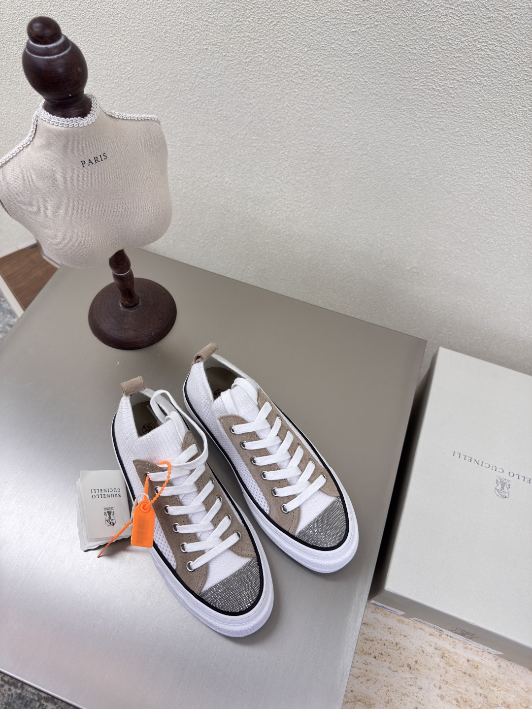 NO:227177,BC men and women BrunelloCucinel Apricot color flying weaving precious materials and exquisite details make the exquisite and contemporary style of this rubber-soled shoe better. The unique combination of suede leather and fresh cotton gives the shoes a delicate and exquisite feeling. The cotton knitted fabric with summer taste meets the precious suede and is filled with a refreshing atmosphere on the loose and soft velvet texture. The combination of mixed cotton shoe lining and extremely light rubber sole enhances the extraordinary comfort and flexibility of the foot on the shoe. This style of shoes combines comfort and fashion, suitable for daily casual wear, and can be matched with a variety of clothing such as jeans, casual pants or sweatpants. Benchmarking Size Women 35 36 37 38 39 40 41 Men 39 40 41 Men 39 40 41 42 43 44 45 (Female 40 41 Men  39 45 Customized), Casual Shoes/Sneakers, Brunello Cucinelli, Sneakers, Jeans19860909BC男女款 BrunelloCucinel 杏色飞织  珍贵材料与精美细节让这款胶底鞋的精致、当代风格更胜一筹. 绒面皮革和清新棉的别致组合,赋予鞋子精致考究感.带有夏日品味的棉针织品,与珍贵的绒面革相遇,在松柔的绒质纹理上弥漫着清新气息.混棉鞋衬和极为轻盈的橡胶鞋底组合,增强了鞋子上脚的不凡舒适灵活感.这种款式的鞋子融合了舒适与时尚,适合日常休闲穿搭,能搭配牛仔裤、休闲裤或运动裤等多种服饰.  对标对版 码数 女 35 36 37 38 39 40 41 男 39 40 41 42 43 44 45（女40 41 男 39 45定制）,休闲鞋/运动鞋,brunello cucinelli,sneakers,jeans,Women's Shoes