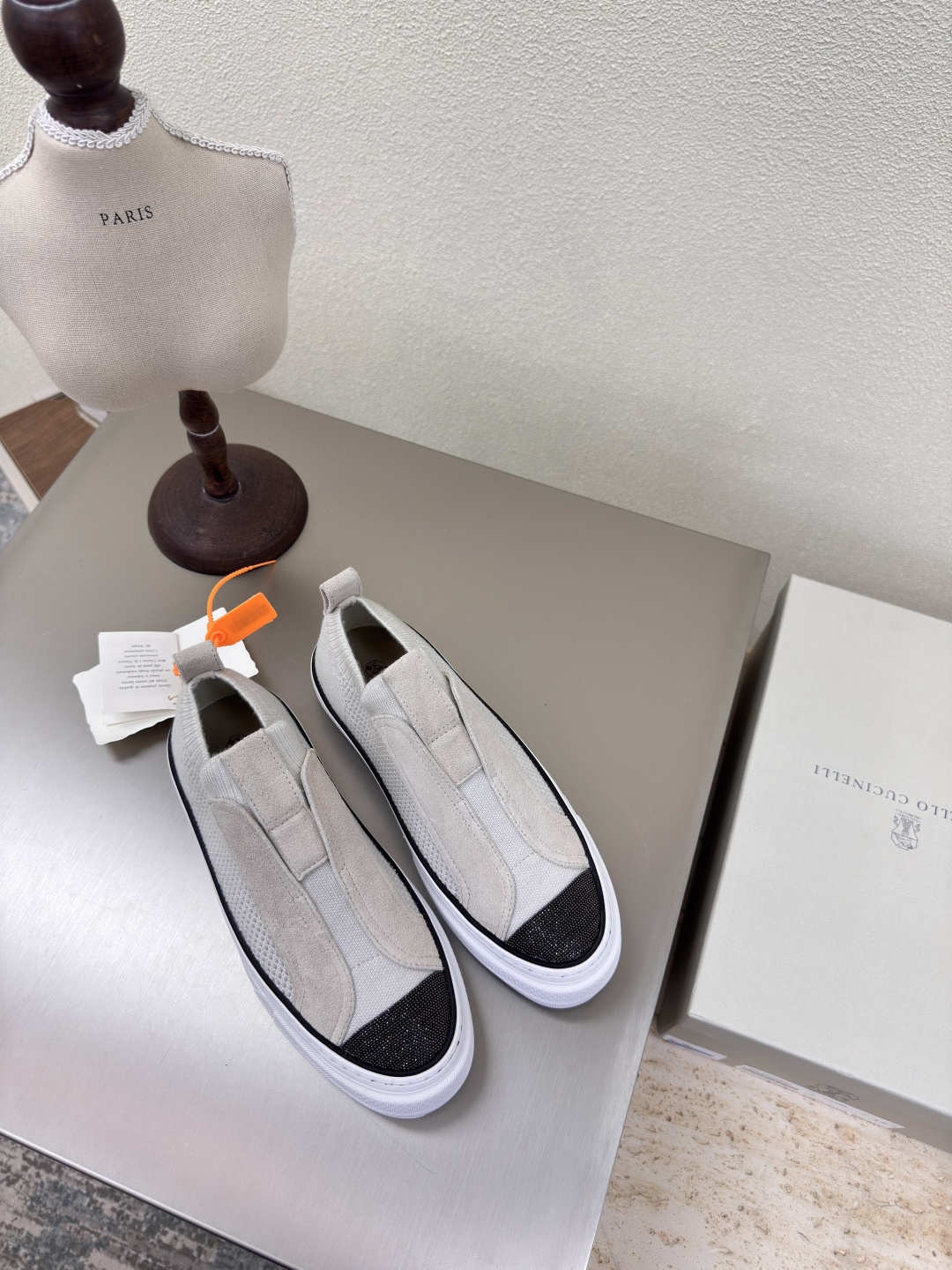 NO:227180,BC men and women BrunelloCucinel breathable flying weaving precious materials and exquisite details make the exquisite and contemporary style of this rubber-soled shoe better. The unique combination of suede leather and fresh cotton gives the shoes a delicate and exquisite feeling. The summer-style cotton knitted fabric meets the precious suede and is filled with a refreshing atmosphere on the loose and soft velvet texture. The combination of mixed cotton shoe lining and extremely light rubber sole enhances the extraordinary comfort and flexibility of the foot on the shoes. This style of shoes combines comfort and fashion, suitable for daily casual wear, and can be matched with a variety of clothing such as jeans, casual pants or sweatpants. Benchmarking Size Women 35 36 37 38 39 40 41 Men 39 40 41 Men 39 40 41 42 43 44 45 (Female 40 41 Men  39 45 Customized), Casual Shoes/Sneakers, Brunello Cucinelli, Sneakers, Jeans19860909BC男女款 BrunelloCucinel 透气飞织  珍贵材料与精美细节让这款胶底鞋的精致、当代风格更胜一筹. 绒面皮革和清新棉的别致组合,赋予鞋子精致考究感.带有夏日品味的棉针织品,与珍贵的绒面革相遇,在松柔的绒质纹理上弥漫着清新气息.混棉鞋衬和极为轻盈的橡胶鞋底组合,增强了鞋子上脚的不凡舒适灵活感.这种款式的鞋子融合了舒适与时尚,适合日常休闲穿搭,能搭配牛仔裤、休闲裤或运动裤等多种服饰.  对标对版 码数 女 35 36 37 38 39 40 41 男 39 40 41 42 43 44 45（女40 41 男 39 45定制）,休闲鞋/运动鞋,brunello cucinelli,sneakers,jeans,Women's Shoes