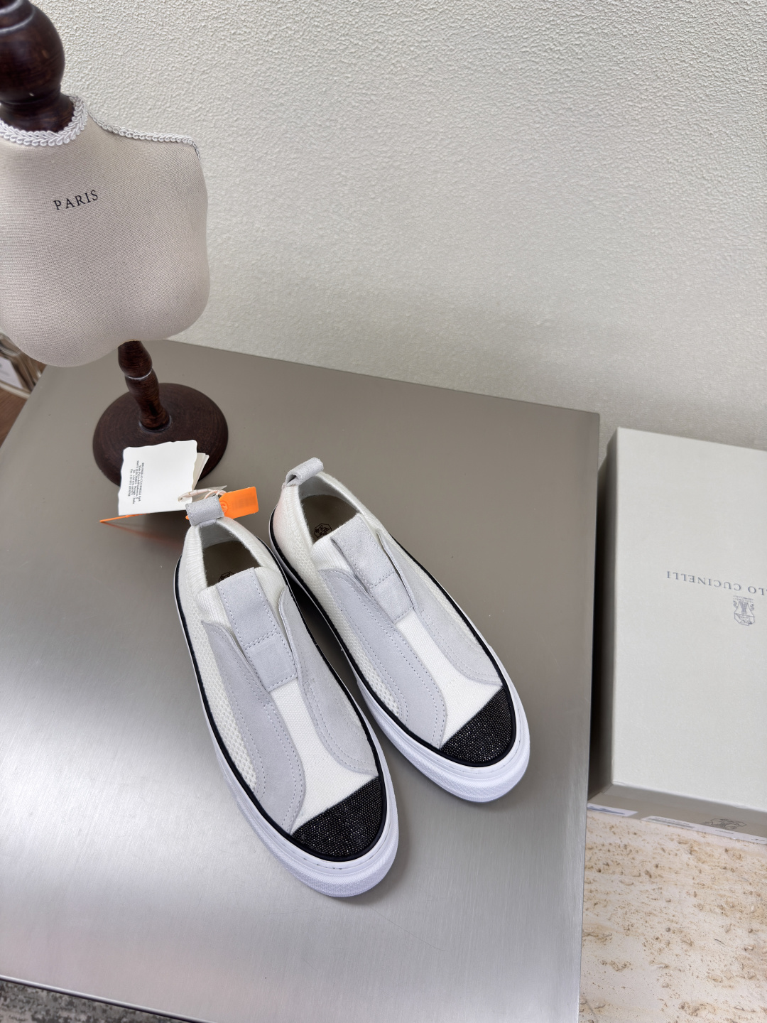 NO:227186,BC men and women BrunelloCucinel gray Breathable flying weaving precious materials and exquisite details make the exquisite and contemporary style of this rubber-soled shoe better. The unique combination of suede leather and fresh cotton gives the shoes a delicate and exquisite feeling. The summer-style cotton knitted fabric meets the precious suede and is filled with a refreshing atmosphere on the loose and soft velvet texture. The combination of mixed cotton shoe lining and extremely light rubber sole enhances the extraordinary comfort and flexibility of the foot on the shoe. This style of shoes combines comfort and fashion, suitable for daily casual wear, and can be matched with a variety of clothing such as jeans, casual pants or sweatpants. Benchmarking Size Women 35 36 37 38 39 40 41 Men 39 40 41 42 43 44 45 (women 40  41 men 39 45 customization), casual shoes/sports shoes, brunello cucinelli, sneakers, jeans19860909BC男女款 BrunelloCucinel 灰色 透气飞织  珍贵材料与精美细节让这款胶底鞋的精致、当代风格更胜一筹. 绒面皮革和清新棉的别致组合,赋予鞋子精致考究感.带有夏日品味的棉针织品,与珍贵的绒面革相遇,在松柔的绒质纹理上弥漫着清新气息.混棉鞋衬和极为轻盈的橡胶鞋底组合,增强了鞋子上脚的不凡舒适灵活感.这种款式的鞋子融合了舒适与时尚,适合日常休闲穿搭,能搭配牛仔裤、休闲裤或运动裤等多种服饰.  对标对版 码数 女 35 36 37 38 39 40 41 男 39 40 41 42 43 44 45（女40 41 男 39 45定制）,休闲鞋/运动鞋,brunello cucinelli,sneakers,jeans,Women's Shoes