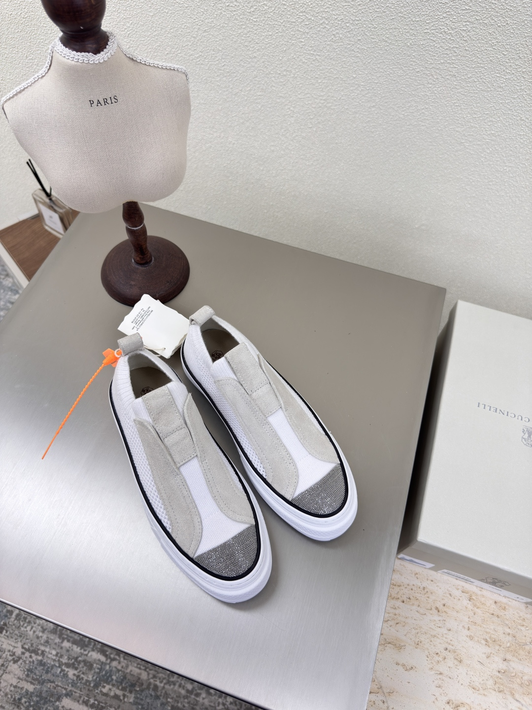 NO:227199,BC men and women BrunelloCucinel breathable flying weaving precious materials and exquisite details make the exquisite and contemporary style of this rubber-soled shoe better. The unique combination of suede leather and fresh cotton gives the shoes a delicate and exquisite feeling. The summer-style cotton knitted fabric meets the precious suede and is filled with a refreshing atmosphere on the loose and soft velvet texture. The combination of mixed cotton shoe lining and extremely light rubber sole enhances the extraordinary comfort and flexibility of the foot on the shoes. This style of shoes combines comfort and fashion, suitable for daily casual wear, and can be matched with a variety of clothing such as jeans, casual pants or sweatpants. Benchmarking Size Women 35 36 37 38 39 40 41 Men 39 40 41 Men 39 40 41 42 43 44 45 (Female 40 41 Men  39 45 Customized), Casual Shoes/Sneakers, Brunello Cucinelli, Sneakers, Jeans19860909BC男女款 BrunelloCucinel 透气飞织  珍贵材料与精美细节让这款胶底鞋的精致、当代风格更胜一筹. 绒面皮革和清新棉的别致组合,赋予鞋子精致考究感.带有夏日品味的棉针织品,与珍贵的绒面革相遇,在松柔的绒质纹理上弥漫着清新气息.混棉鞋衬和极为轻盈的橡胶鞋底组合,增强了鞋子上脚的不凡舒适灵活感.这种款式的鞋子融合了舒适与时尚,适合日常休闲穿搭,能搭配牛仔裤、休闲裤或运动裤等多种服饰.  对标对版 码数 女 35 36 37 38 39 40 41 男 39 40 41 42 43 44 45（女40 41 男 39 45定制）,休闲鞋/运动鞋,brunello cucinelli,sneakers,jeans,Women's Shoes