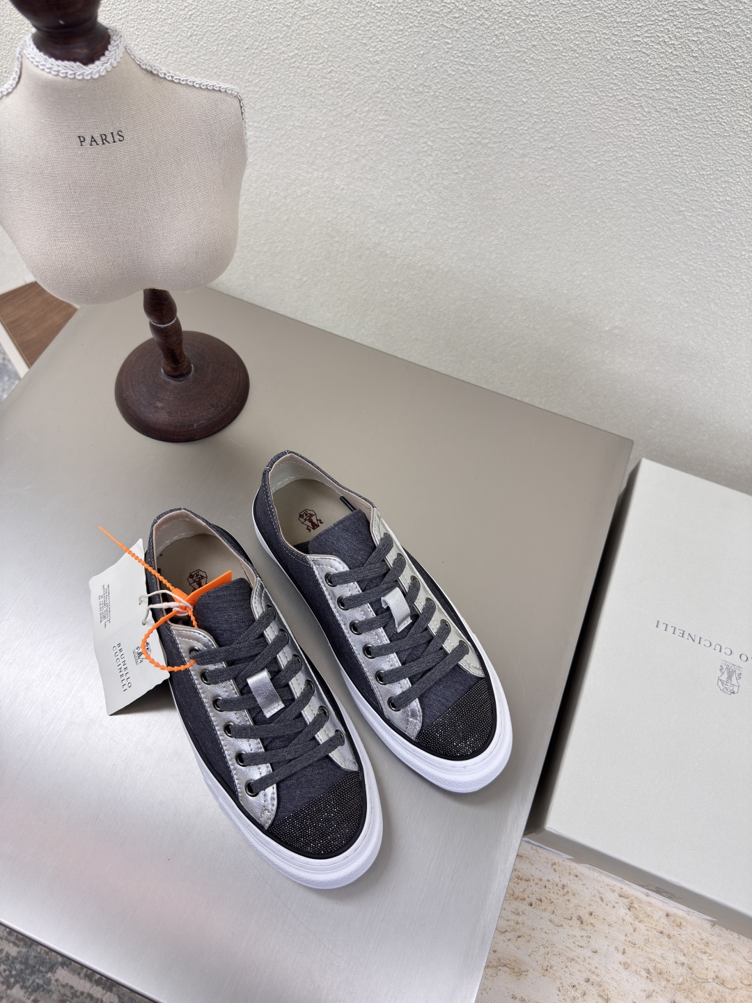 NO:227158,BC men and women BrunelloCucinel clean straps The precious materials and exquisite details make the exquisite and contemporary style of this rubber-soled shoe better. The unique combination of suede leather and fresh cotton gives the shoes a delicate and exquisite feeling. The summer-style cotton knitted fabric meets the precious suede and is filled with a refreshing atmosphere on the loose and soft velvet texture. The combination of mixed cotton shoe lining and extremely light rubber sole enhances the extraordinary comfort and flexibility of the foot on the shoe. This style of shoes combines comfort and fashion, suitable for daily casual wear, and can be matched with a variety of clothing such as jeans, casual pants or sweatpants. Benchmarking Size Women 35 36 37 38 39 40 41 Men 39 40 41 42 43 44 45 (women 40 41  Male 39 45 Customized), Casual Shoes/Sports Shoes, Brunello Cucinelli, Sneakers, Jeans19860909BC男女款 BrunelloCucinel 清灰 绑带  珍贵材料与精美细节让这款胶底鞋的精致、当代风格更胜一筹. 绒面皮革和清新棉的别致组合,赋予鞋子精致考究感.带有夏日品味的棉针织品,与珍贵的绒面革相遇,在松柔的绒质纹理上弥漫着清新气息.混棉鞋衬和极为轻盈的橡胶鞋底组合,增强了鞋子上脚的不凡舒适灵活感.这种款式的鞋子融合了舒适与时尚,适合日常休闲穿搭,能搭配牛仔裤、休闲裤或运动裤等多种服饰.  对标对版 码数 女 35 36 37 38 39 40 41 男 39 40 41 42 43 44 45（女40 41 男 39 45定制）,休闲鞋/运动鞋,brunello cucinelli,sneakers,jeans,Women's Shoes