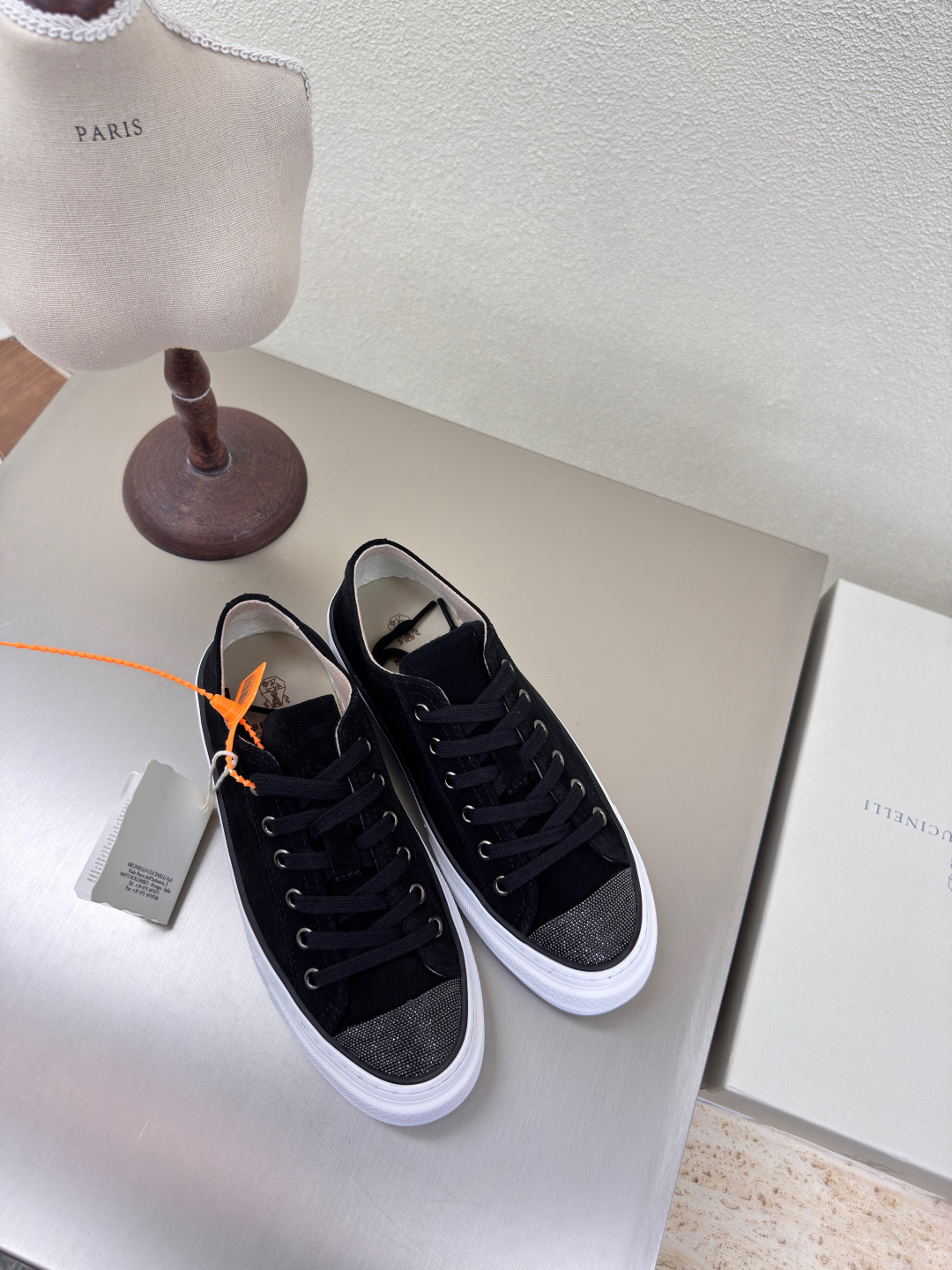 NO:227162,BC men and women BrunelloCucinel black high merceration calf back velvet precious materials and exquisite details make the exquisite and contemporary style of this rubber-soled shoe better. The unique combination of suede leather and fresh cotton gives the shoes a delicate and exquisite feeling. The summer-style cotton knitted fabric meets the precious suede and is filled with a refreshing atmosphere on the loose and soft velvet texture. The combination of mixed cotton shoe lining and extremely light rubber sole enhances the extraordinary comfort and flexibility of the foot on the shoe. This style of shoes combines comfort and fashion, suitable for daily casual wear, and can be matched with a variety of clothing such as jeans, casual pants or sweatpants. Benchmarking Size Women 35 36 37 38 39 40 41 Men 39 40 41 42 43 44  45 (female 40 41 male 39 45 customized), casual shoes/sports shoes, brunello cucinelli, sneakers, jeans19860909BC男女款 BrunelloCucinel 黑色 高丝光 小牛反绒  珍贵材料与精美细节让这款胶底鞋的精致、当代风格更胜一筹. 绒面皮革和清新棉的别致组合,赋予鞋子精致考究感.带有夏日品味的棉针织品,与珍贵的绒面革相遇,在松柔的绒质纹理上弥漫着清新气息.混棉鞋衬和极为轻盈的橡胶鞋底组合,增强了鞋子上脚的不凡舒适灵活感.这种款式的鞋子融合了舒适与时尚,适合日常休闲穿搭,能搭配牛仔裤、休闲裤或运动裤等多种服饰.  对标对版 码数 女 35 36 37 38 39 40 41 男 39 40 41 42 43 44 45（女40 41 男 39 45定制）,休闲鞋/运动鞋,brunello cucinelli,sneakers,jeans,Women's Shoes