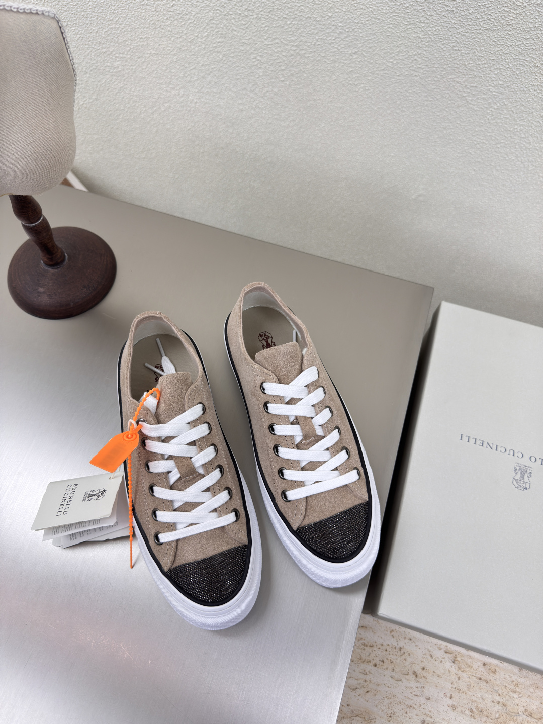 NO:227172,BC men and women BrunelloCucinel Apricot pink High merceration Calf back velvet The precious materials and exquisite details make the exquisite and contemporary style of this rubber-soled shoe better. The unique combination of suede leather and fresh cotton gives the shoes a delicate and exquisite feeling. The summer-style cotton knitted fabric meets the precious suede and is filled with a refreshing atmosphere on the loose and soft velvet texture. The blended cotton shoe lining and extremely light rubber sole combination enhances the extraordinary comfort and flexibility of the foot on the shoe. This style of shoes combines comfort and fashion, suitable for daily casual wear, and can be matched with a variety of clothing such as jeans, casual pants or sweatpants. Benchmarking Size Women 35 36 37 38 39 40 41 Men 39 40 41 42 43 44  45 (female 40 41 male 39 45 customized), casual shoes/sports shoes, brunello cucinelli, sneakers, jeans19860909BC男女款 BrunelloCucinel 杏粉色 高丝光 小牛反绒  珍贵材料与精美细节让这款胶底鞋的精致、当代风格更胜一筹. 绒面皮革和清新棉的别致组合,赋予鞋子精致考究感.带有夏日品味的棉针织品,与珍贵的绒面革相遇,在松柔的绒质纹理上弥漫着清新气息.混棉鞋衬和极为轻盈的橡胶鞋底组合,增强了鞋子上脚的不凡舒适灵活感.这种款式的鞋子融合了舒适与时尚,适合日常休闲穿搭,能搭配牛仔裤、休闲裤或运动裤等多种服饰.  对标对版 码数 女 35 36 37 38 39 40 41 男 39 40 41 42 43 44 45（女40 41 男 39 45定制）,休闲鞋/运动鞋,brunello cucinelli,sneakers,jeans,Women's Shoes