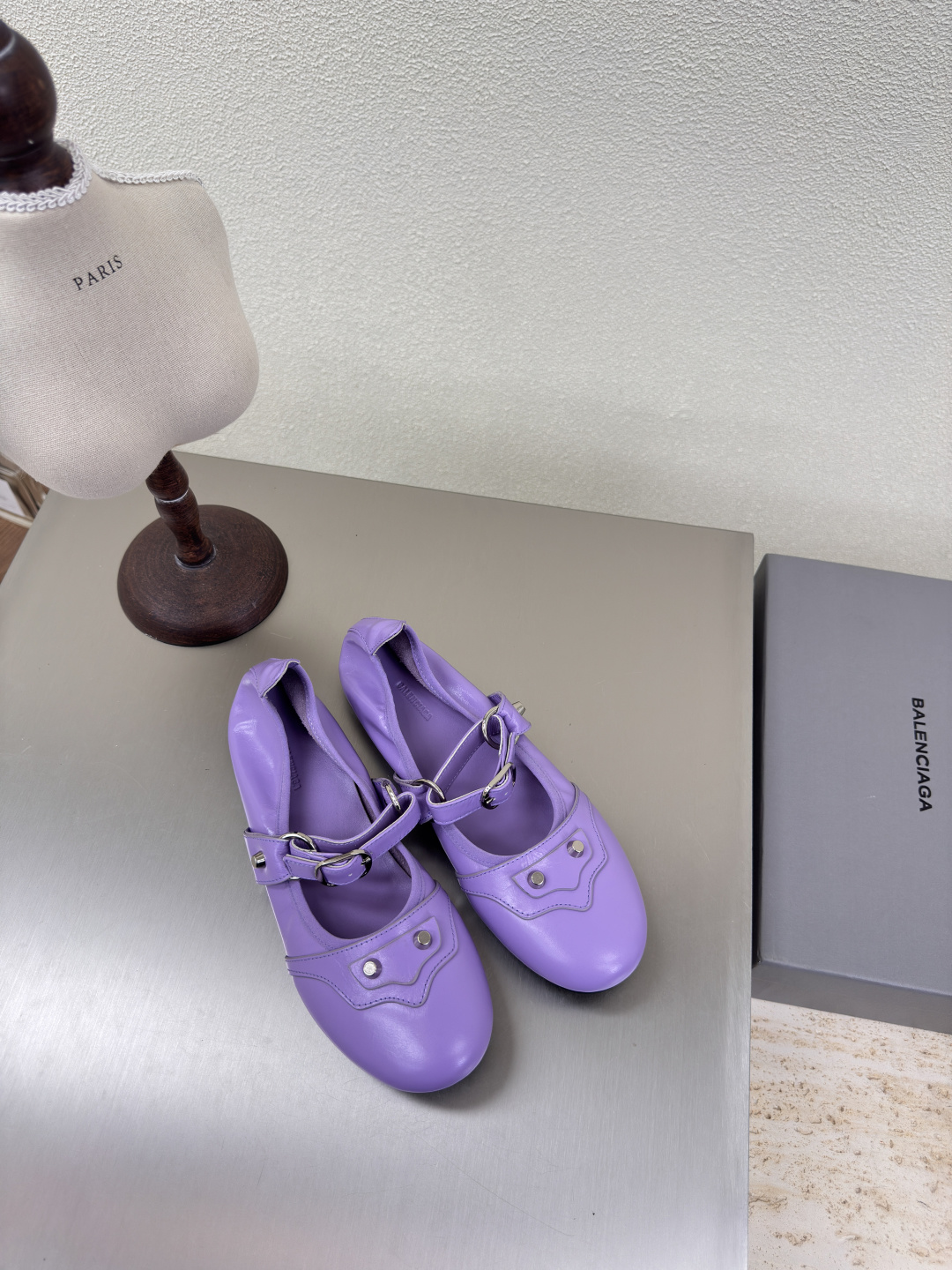 NO:227154,BALENCIAG Exclusive flat-soled egg shoes Fabric Butter leather Super soft Inner Lambskin Top version All version materials Continue the demna-style rebellious attitude towards mainstream gorgeous fashion Translucent dyeing technology Large logo Special heel design With family logo Original rubber molded bottom Size 34 35 36 37 38 39 40 41 (34 40 41 Customized non-return) With original packaging, ballet shoes, balenciaga, sheepskin19860909BALENCIAG 专属平底蛋仔鞋 面料 牛油皮 超软 内里 小羊皮  顶级版本 全部对版材料 继续着demna式的对主流华丽时尚的反叛态度 透染工艺 大logo 特别跟型设计 带家族logo 原版橡胶成型底 码数34 35 36 37 38 39 40 41（34 40 41 定制不退换） 配原版包装,芭蕾舞鞋,balenciaga,sheepskin,Women's Shoes