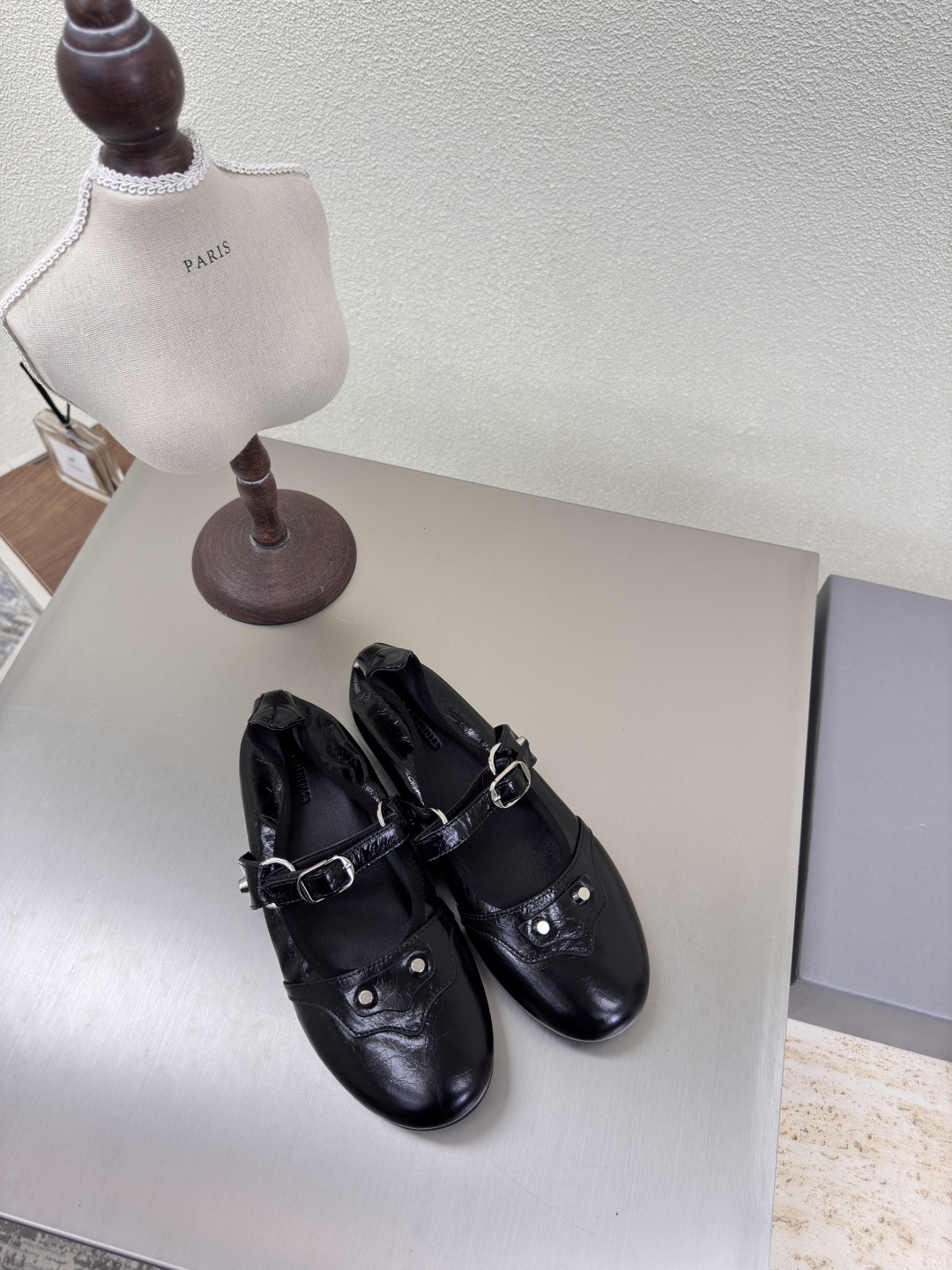 NO:227146,BALENCIAG Exclusive flat-sole egg shoes Black Fabric Butter leather Super soft Inner Lambskin Top version All version materials Continue the demna-style rebellious attitude towards mainstream gorgeous fashion Translucent dyeing technology Large logo Special heel design With family logo Original rubber molded bottom Size 34 35 36 37 38 39 40 41 (34 40 41 Customized non-return) With original packaging, ballet shoes, balenciaga, sheepskin19860909BALENCIAG 专属平底蛋仔鞋 黑色 面料 牛油皮 超软 内里 小羊皮  顶级版本 全部对版材料 继续着demna式的对主流华丽时尚的反叛态度 透染工艺 大logo 特别跟型设计 带家族logo 原版橡胶成型底 码数34 35 36 37 38 39 40 41（34 40 41 定制不退换） 配原版包装,芭蕾舞鞋,balenciaga,sheepskin,Women's Shoes