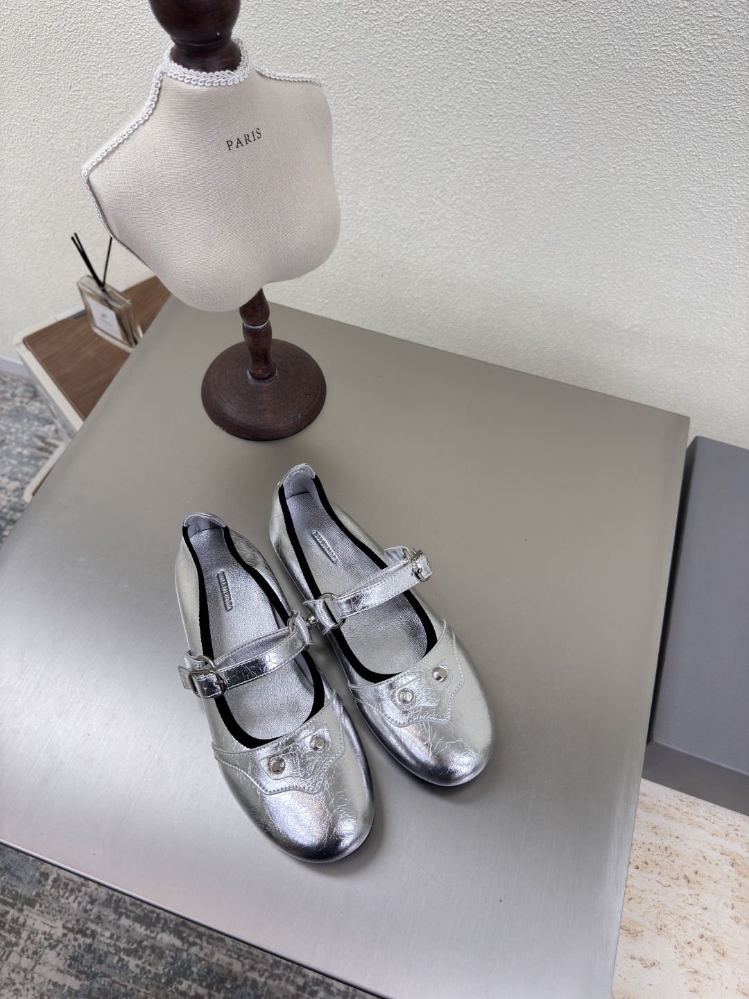 NO:227150,BALENCIAG Exclusive flat-soled egg shoes Silver Fabric Butter leather Super soft Inner Lambskin Top version All version materials Continue the demna-style rebellious attitude towards mainstream gorgeous fashion Translucent dyeing technology Large logo Special heel design With family logo Original rubber molded bottom Size 34 35 36 37 38 39 40 41 (34 40 41 Customized non-return) With original packaging, ballet shoes, balenciaga, sheepskin19860909BALENCIAG 专属平底蛋仔鞋 银色 面料 牛油皮 超软 内里 小羊皮  顶级版本 全部对版材料 继续着demna式的对主流华丽时尚的反叛态度 透染工艺 大logo 特别跟型设计 带家族logo 原版橡胶成型底 码数34 35 36 37 38 39 40 41（34 40 41 定制不退换） 配原版包装,芭蕾舞鞋,balenciaga,sheepskin,Women's Shoes