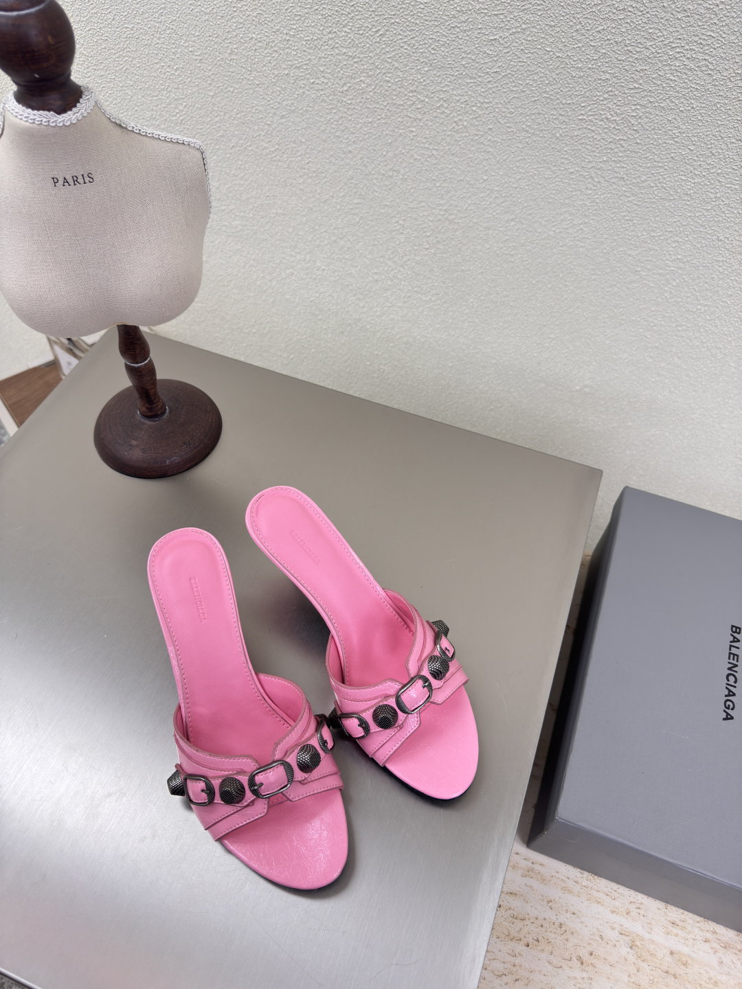 NO:227142,BALENCIAG Exclusive mid-heel rivet slippers Fabric Butter leather Super soft Inner Lambskin Top version All version materials Continue the demna-style rebellious attitude towards mainstream gorgeous fashion Translucent dyeing technology Large logo Special heel design With family logo Leather outsole Size 34 35 36 37 38 39 40 41 (34 40 41 Customized non-return) With original packaging, high heels, balenciaga, high heels, slippers, sheepskin, Leather soles19860909BALENCIAG 专属中跟铆钉拖鞋 面料 牛油皮 超软 内里 小羊皮  顶级版本 全部对版材料 继续着demna式的对主流华丽时尚的反叛态度 透染工艺 大logo 特别跟型设计 带家族logo 真皮大底 码数34 35 36 37 38 39 40 41（34 40 41 定制不退换） 配原版包装,高跟鞋,balenciaga,high heels,slippers,sheepskin,Leather soles,Women's Shoes