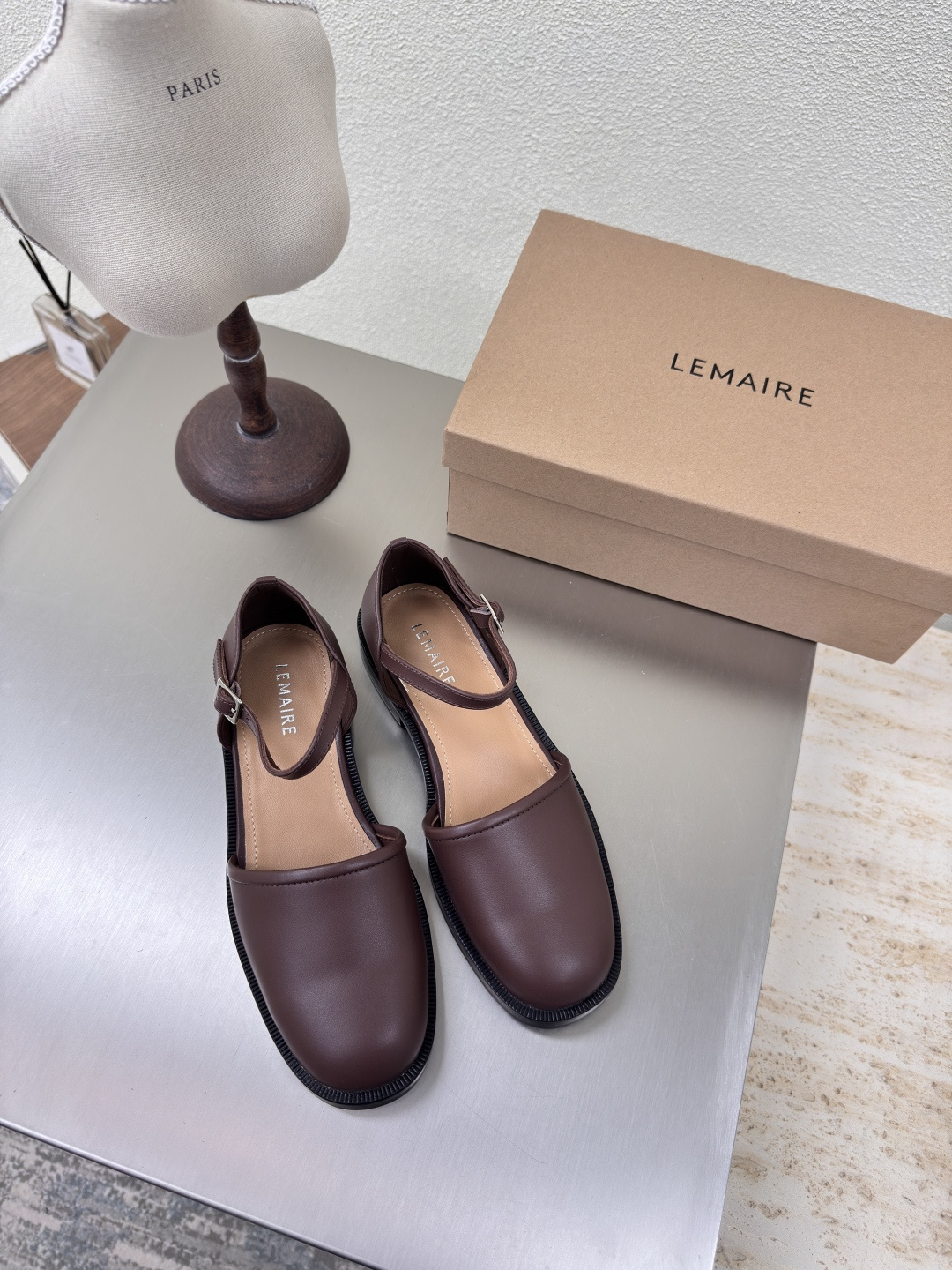 NO:227156,Flat sole calfskin saddle straps sandals Lemaire from Paris, France Designer brand Women's shoes Burgundy calfskin leather heel Full of grade Anti-slip sole design Dividing the skin into pieces, with a looming charm. The addition of elastic elements injects more rebellious and power into the exquisite shoe body, showing a slim but never weak posture. Original outsole 35 36 37 38 39 40 (40 customization) Configure original packaging, sandals, sandals, cowhide19860909平底 小牛皮 马鞍带 包头凉鞋 Lemaire 来自法国巴黎 设计师品牌 女鞋 酒红色 小牛皮 真皮包跟 档次满满  防滑大底设计 将肌肤分割成块面,有着若隐若现的魅力. 弹力 元素的加入为精致的鞋体注入更多反叛和力量,展现出纤薄但绝不柔弱的姿态. 原版大底 35 36 37 38 39 40（40 定制） 配置原版包装,凉鞋,sandals,cowhide,Women's Shoes