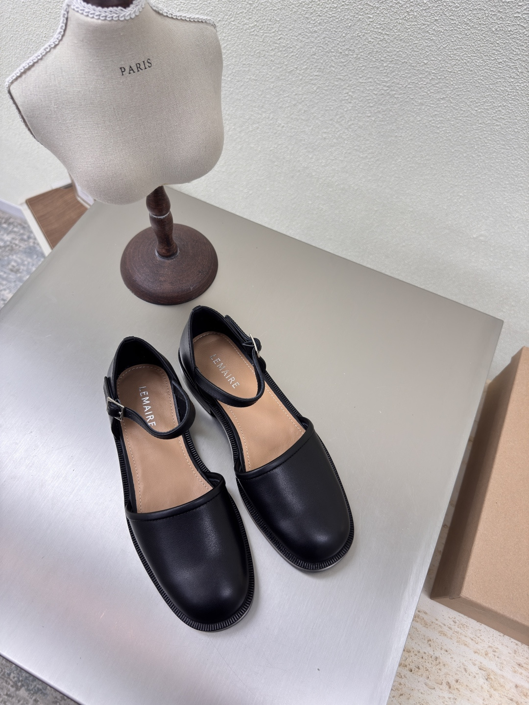 NO:227120,Flat sole calfskin saddle straps sandals Lemaire from Paris, France Designer brand Women's shoes Black calfskin genuine leather heel Full of grade Anti-slip sole design Dividing the skin into pieces, with a looming charm. The addition of elastic elements injects more rebellion and strength into the exquisite shoe body, showing a slim but never weak posture. Original outsole 35 36 37 38 39 40 (40 customization) Configure original packaging, sandals, sandals, cowhide19860909平底 小牛皮 马鞍带 包头凉鞋 Lemaire 来自法国巴黎 设计师品牌 女鞋 黑色 小牛皮 真皮包跟 档次满满  防滑大底设计 将肌肤分割成块面,有着若隐若现的魅力. 弹力 元素的加入为精致的鞋体注入更多反叛和力量,展现出纤薄但绝不柔弱的姿态. 原版大底 35 36 37 38 39 40（40 定制） 配置原版包装,凉鞋,sandals,cowhide,Women's Shoes