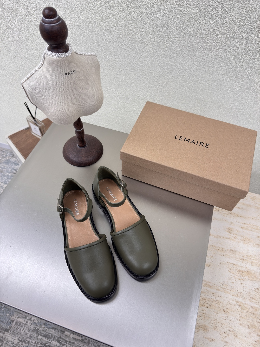 NO:227124,Flat sole calfskin saddle straps sandals Lemaire from Paris, France Designer brand Women's shoes Olive green calfskin genuine leather heel Full of grade Anti-slip sole design Dividing the skin into pieces, with a looming charm. The addition of elastic elements injects more rebellion and strength into the exquisite shoe body, showing a slim but never weak posture. Original outsole 35 36 37 38 39 40 (40 customization) Configure original packaging, sandals, sandals, cowhide19860909平底 小牛皮 马鞍带 包头凉鞋 Lemaire 来自法国巴黎 设计师品牌 女鞋 橄榄绿色小牛皮 真皮包跟 档次满满  防滑大底设计 将肌肤分割成块面,有着若隐若现的魅力. 弹力 元素的加入为精致的鞋体注入更多反叛和力量,展现出纤薄但绝不柔弱的姿态. 原版大底 35 36 37 38 39 40（40 定制） 配置原版包装,凉鞋,sandals,cowhide,Women's Shoes