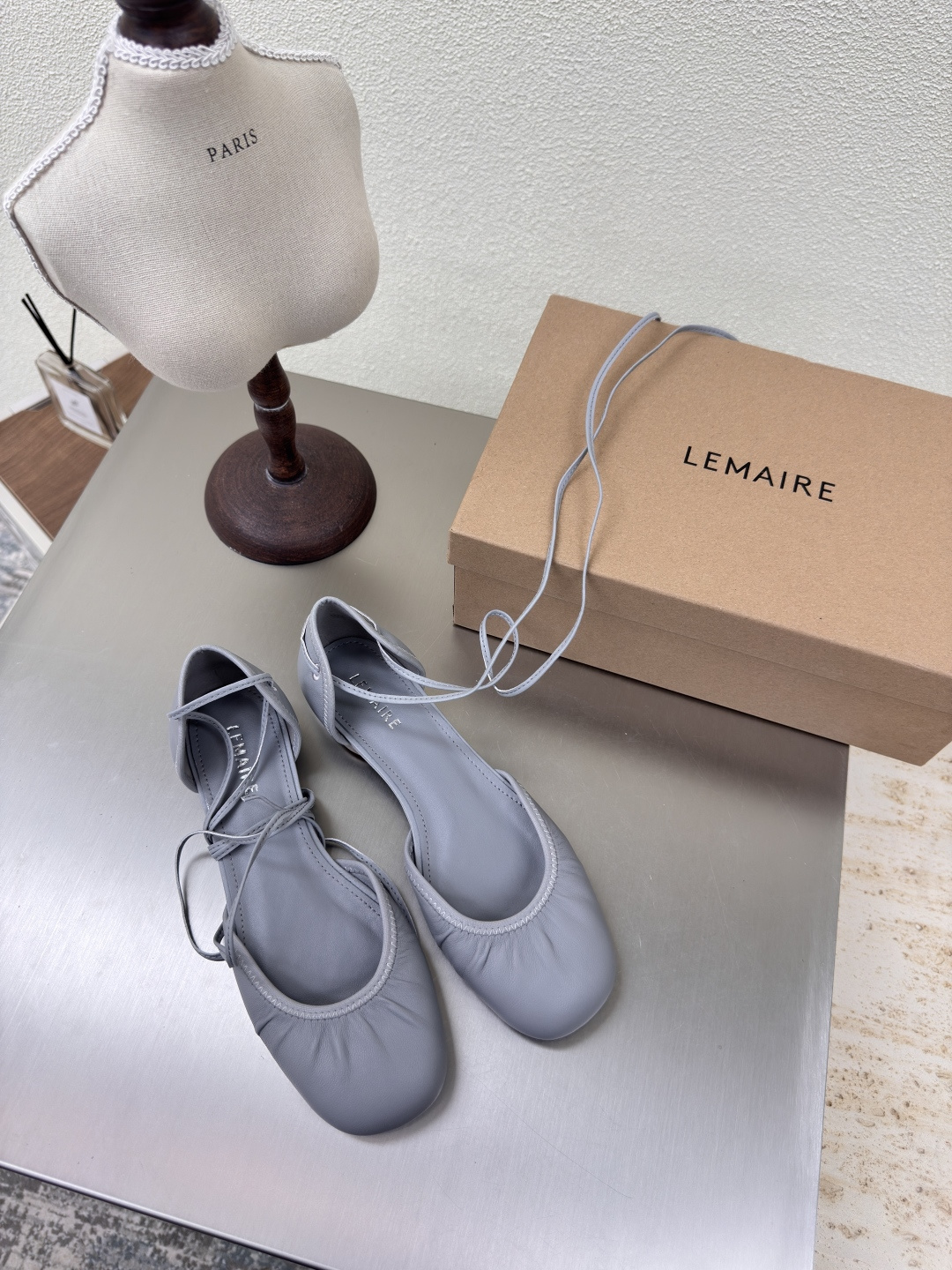 NO:227122,Roman strap flat lambskin Lemaire from Paris, France Designer brand Women's shoes Mist blue Leather heel Full of grade Anti-slip sole design Dividing the skin into pieces, with a looming charm. The addition of elastic elements injects more rebellion and strength into the exquisite shoe body, showing a slim but never weak posture. Original leather outsole 35 36 37 38 39 40 (40 customization) Configure original packaging, ballet shoes, sheepskin, Leather soles19860909罗马绑带平底 小羊皮 Lemaire 来自法国巴黎 设计师品牌 女鞋 雾蓝色 真皮包跟 档次满满  防滑大底设计 将肌肤分割成块面,有着若隐若现的魅力. 弹力 元素的加入为精致的鞋体注入更多反叛和力量,展现出纤薄但绝不柔弱的姿态. 原版真皮大底 35 36 37 38 39 40（40 定制） 配置原版包装,芭蕾舞鞋,sheepskin,Leather soles,Women's Shoes