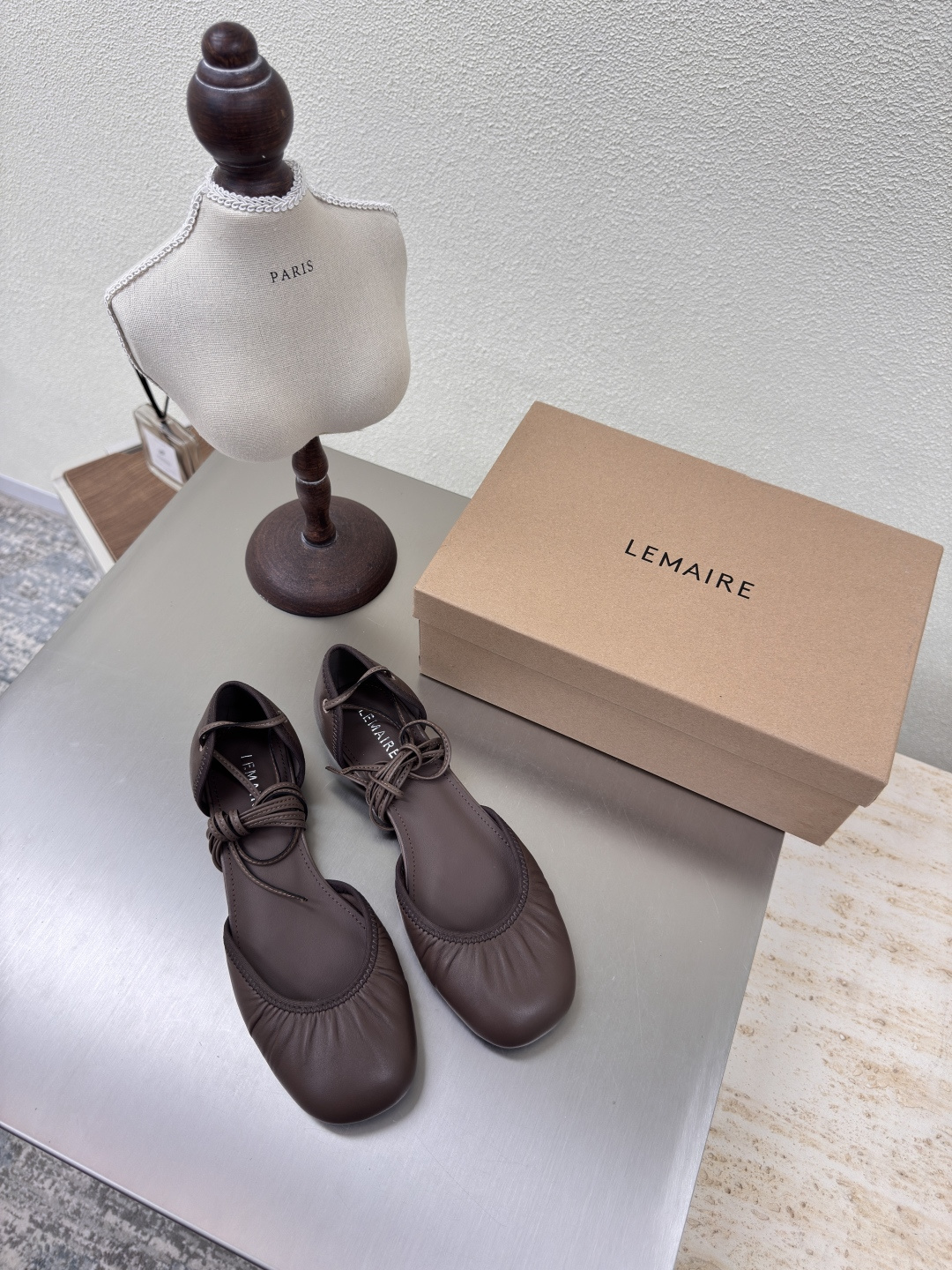 NO:227127,Roman strap flat lambskin Lemaire from Paris, France Designer brand Women's shoes Light coffee leather heel Full of grade Anti-slip sole design Dividing the skin into pieces, with a looming charm. The addition of elastic elements injects more rebellion and strength into the exquisite shoe body, showing a slim but never weak posture. Original leather outsole 35 36 37 38 39 40 (40 customization) Configure original packaging, ballet shoes, sheepskin, Leather soles19860909罗马绑带平底 小羊皮 Lemaire 来自法国巴黎 设计师品牌 女鞋  浅咖啡真皮包跟 档次满满  防滑大底设计 将肌肤分割成块面,有着若隐若现的魅力. 弹力 元素的加入为精致的鞋体注入更多反叛和力量,展现出纤薄但绝不柔弱的姿态. 原版真皮大底 35 36 37 38 39 40（40 定制） 配置原版包装,芭蕾舞鞋,sheepskin,Leather soles,Women's Shoes