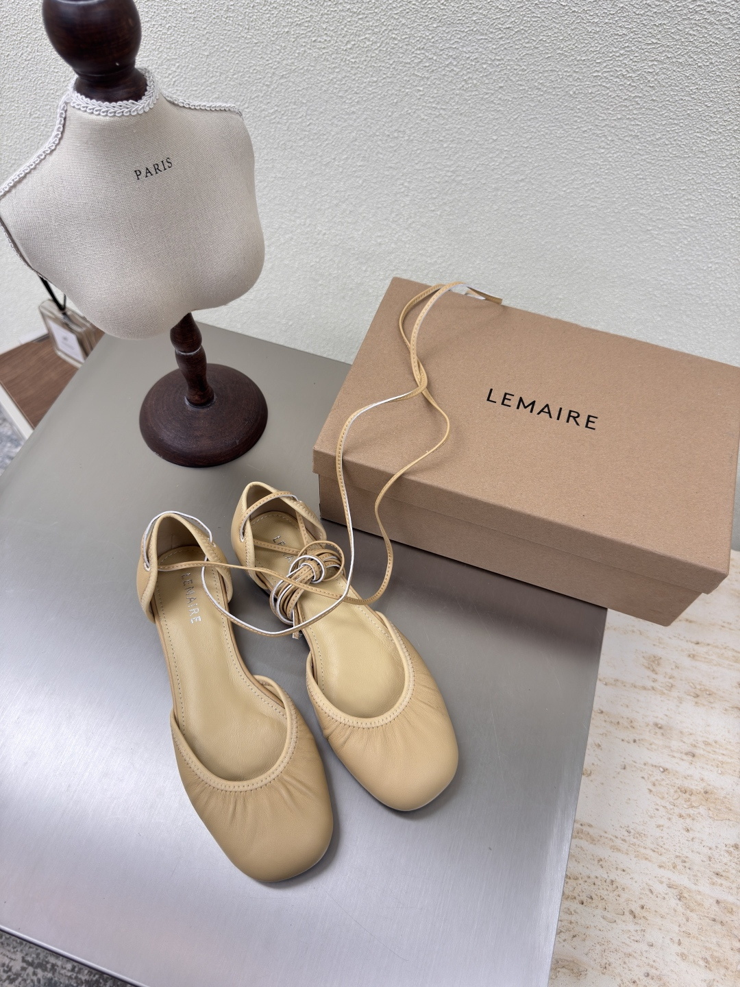 NO:227132,Roman strap flat lambskin Lemaire from Paris, France Designer brand Women's shoes Apricot leather heel Full of grade Anti-slip sole design Dividing the skin into pieces, with a looming charm. The addition of elastic elements injects more rebellion and strength into the exquisite shoe body, showing a slim but never weak posture. Original leather outsole 35 36 37 38 39 40 (40 customization) Configure original packaging, ballet shoes, sheepskin, Leather soles19860909罗马绑带平底 小羊皮 Lemaire 来自法国巴黎 设计师品牌 女鞋 杏色 真皮包跟 档次满满  防滑大底设计 将肌肤分割成块面,有着若隐若现的魅力. 弹力 元素的加入为精致的鞋体注入更多反叛和力量,展现出纤薄但绝不柔弱的姿态. 原版真皮大底 35 36 37 38 39 40（40 定制） 配置原版包装,芭蕾舞鞋,sheepskin,Leather soles,Women's Shoes